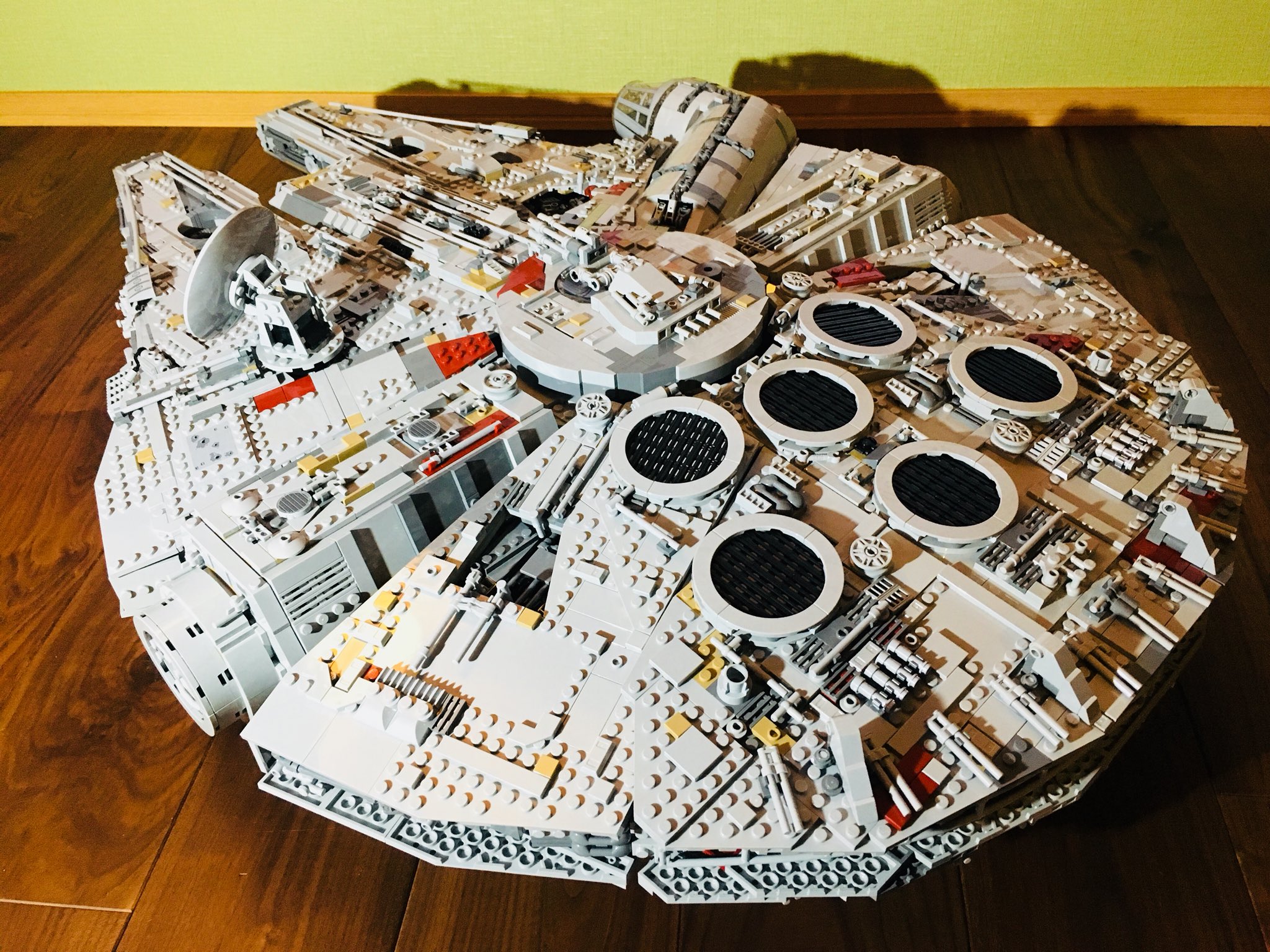 イカ頭 Ika Atama Twitterissa 週末全部潰して作成に挑んでおりましたが 終ぞ完成致しました ucs ミレニアムファルコン 圧倒的ディテールは10年前の物より遥かに進化 室内も再現しております レゴの歴史で最大のセット クオリティも満足度も疲労感も最大