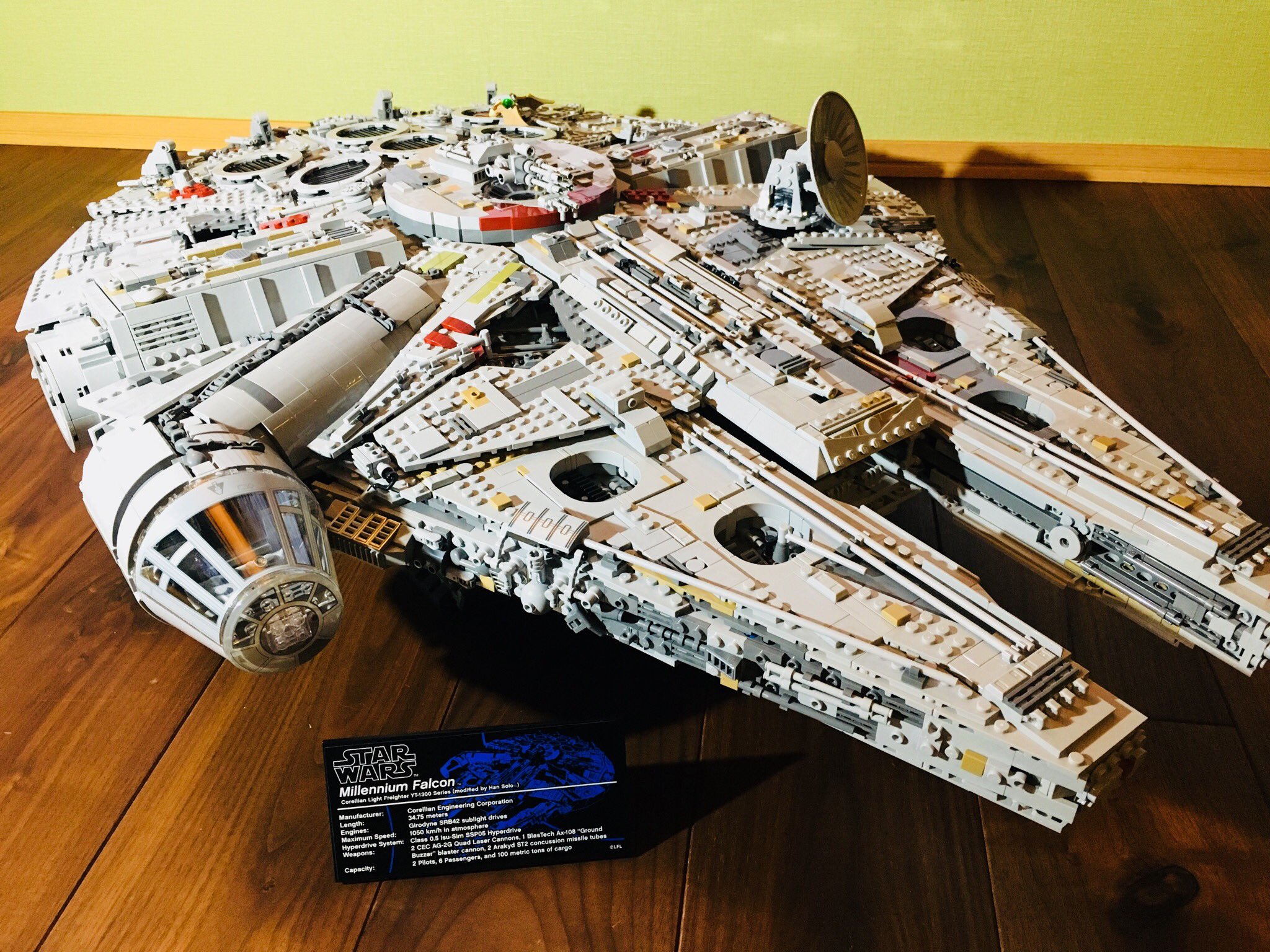 イカ頭 Ika Atama 週末全部潰して作成に挑んでおりましたが 終ぞ完成致しました ucs ミレニアムファルコン 圧倒的ディテールは10年前の物より遥かに進化 室内も再現しております レゴの歴史で最大のセット クオリティも満足度も疲労感も最大