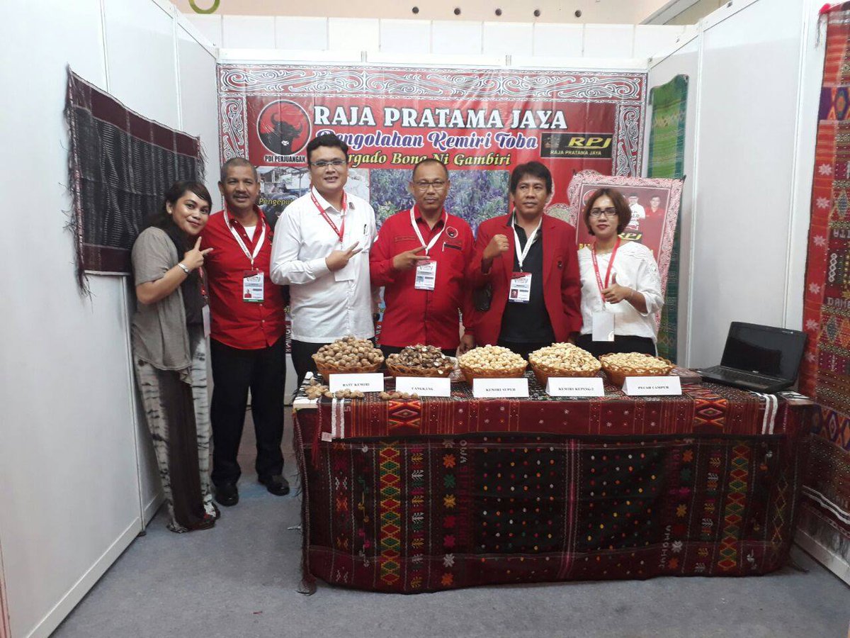 Jejak_AkhyarNas's tweet photo. [FOTO] Stand UMKM binaan DPC #PDIPerjuangan Kota Medan, dengan produk olahan Kemiri Toba pada #Rakornas3pilar di ICE BSD Serpong, Tangerang Selatan, 16-17 Desember 2017 #rakyatstrong #ceritakerakyatan #BantengSumut https://t.co/cEYEQuZkEv