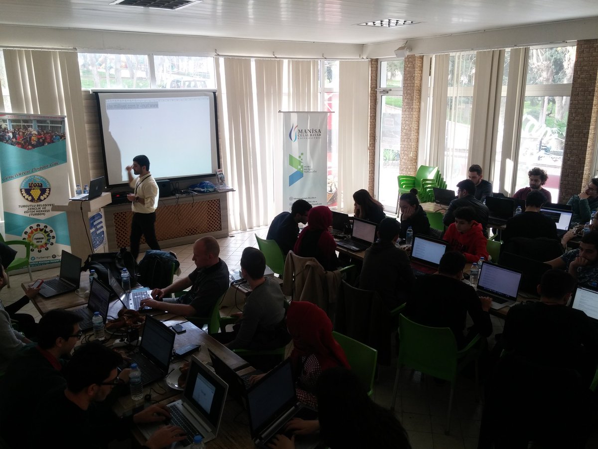 cagdashalil's tweet photo. HackWhite '17 (2. Gün) @yildizokan4 #hackwhite https://t.co/ZkqfQAMBmL