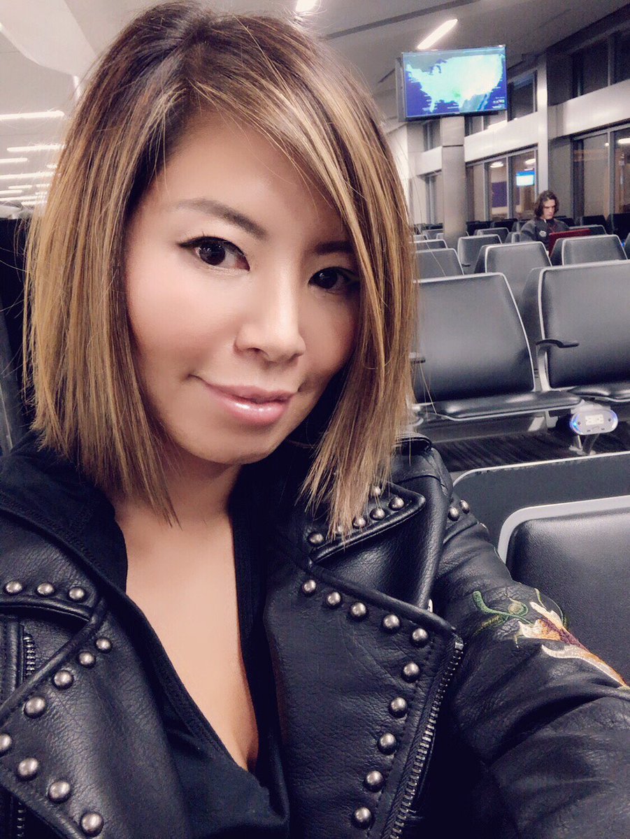 sweetieties's tweet photo. Gratuitous airport selfie while waiting for @chandaking to land. All the food places are closed, so just sitting here, putzing around. So eerily quiet here. 😬 #friendweekend #ATL #missjacksonifyounasty 🙌🏻 https://t.co/IQpMoJ8fKS