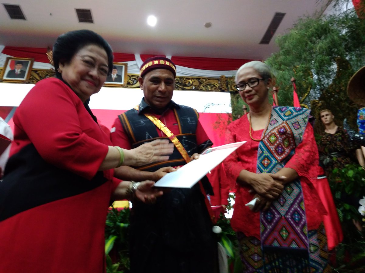 GesuriID's tweet photo. Inilah keempat pasangan calon gubernur dan calon wakil gubernur yang diusung @PDI_Perjuangan dan siap bertarung di Pilkada Maluku, Sulawesi Tenggara, Riau dan NTT tahun 2018 #politikhijau @Hasto_66 @kominfopdip @ganjarpranowo https://t.co/Wv4ZcGUm3d
