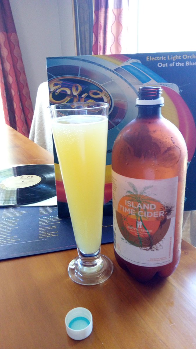 #CiderSunday #VinylSunday <a href="/Harringtons_NZ/">HarringtonsBreweries</a> @CarlHarrybrews  Island Time Pineapple and Coconut Cider that is really quite nice, not sweet but with lots of pineapple and lots of coconut. 

I'm playing ELO - Out of the Blue on the vinyl machine.