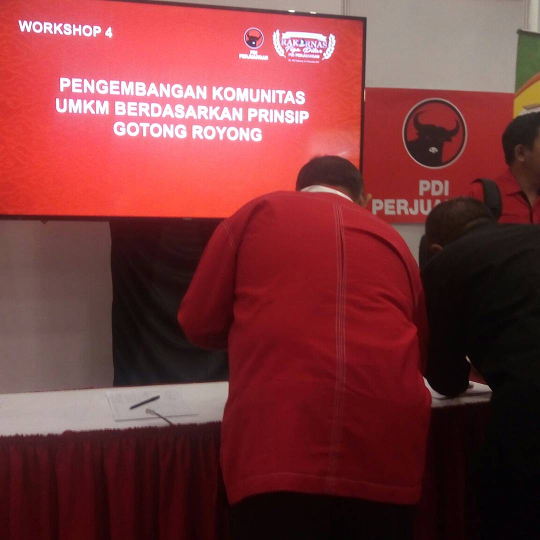 GesuriID's tweet photo. Selain menggelar pameran, #rakornas3pilar #PDIPerjuangan juga menggelar workshop yang diikuti para peserta dengan tujuan mewujudkan ekonomi gotong royong dalam praktik. #politikhijau https://t.co/phtL1gWeLq