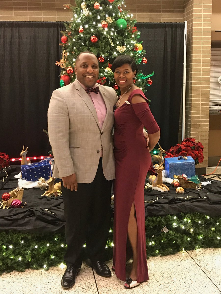 JMCSSOperations's tweet photo. Representing for the Delta Gala. #QueDeltaโค https://t.co/DmwG4NIH8U