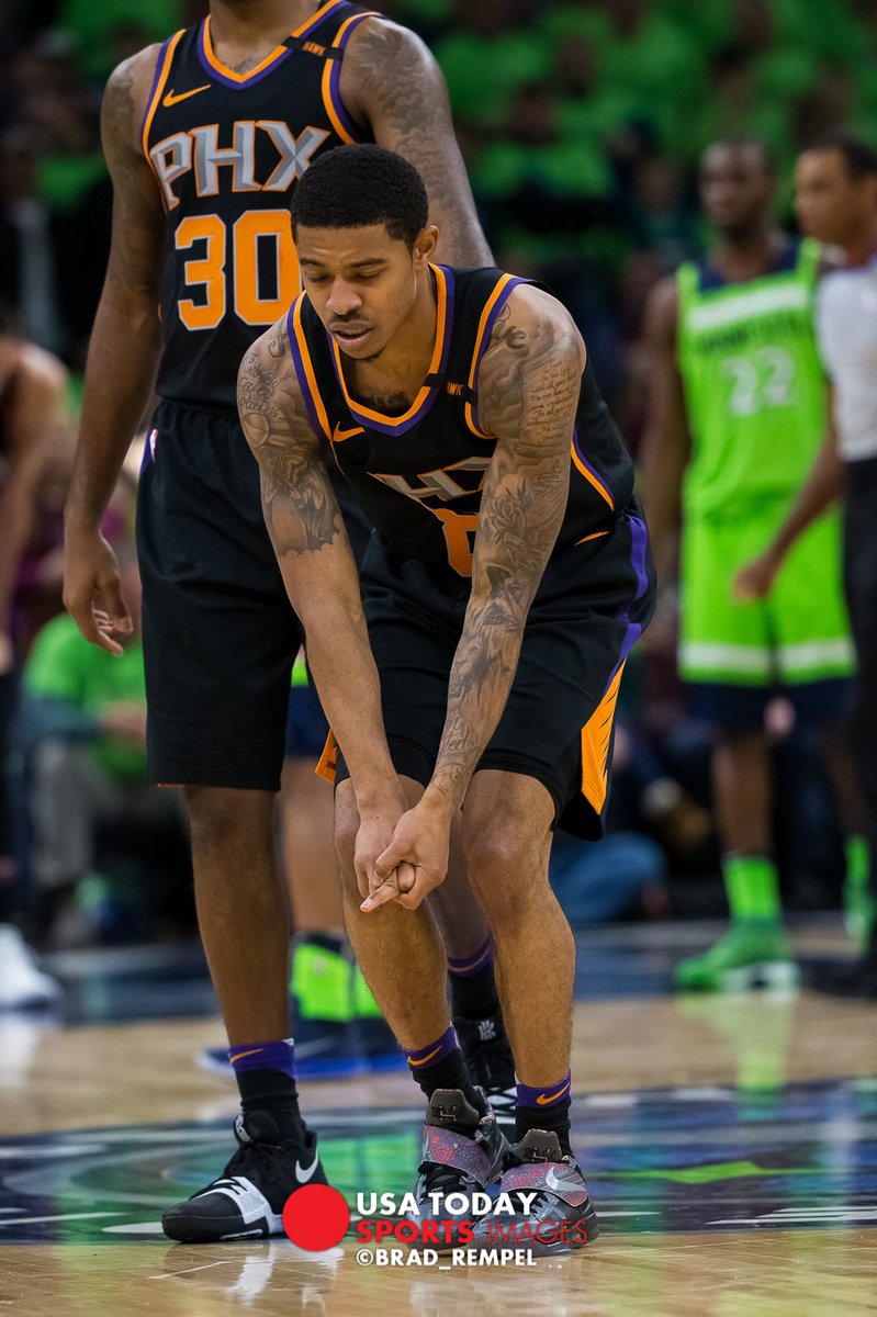 brad_rempel's tweet photo. #PhoenixSuns #TylerUlis dislocates his finger tonight vs the #Wolves. #gross https://t.co/Csj6MvzUBb