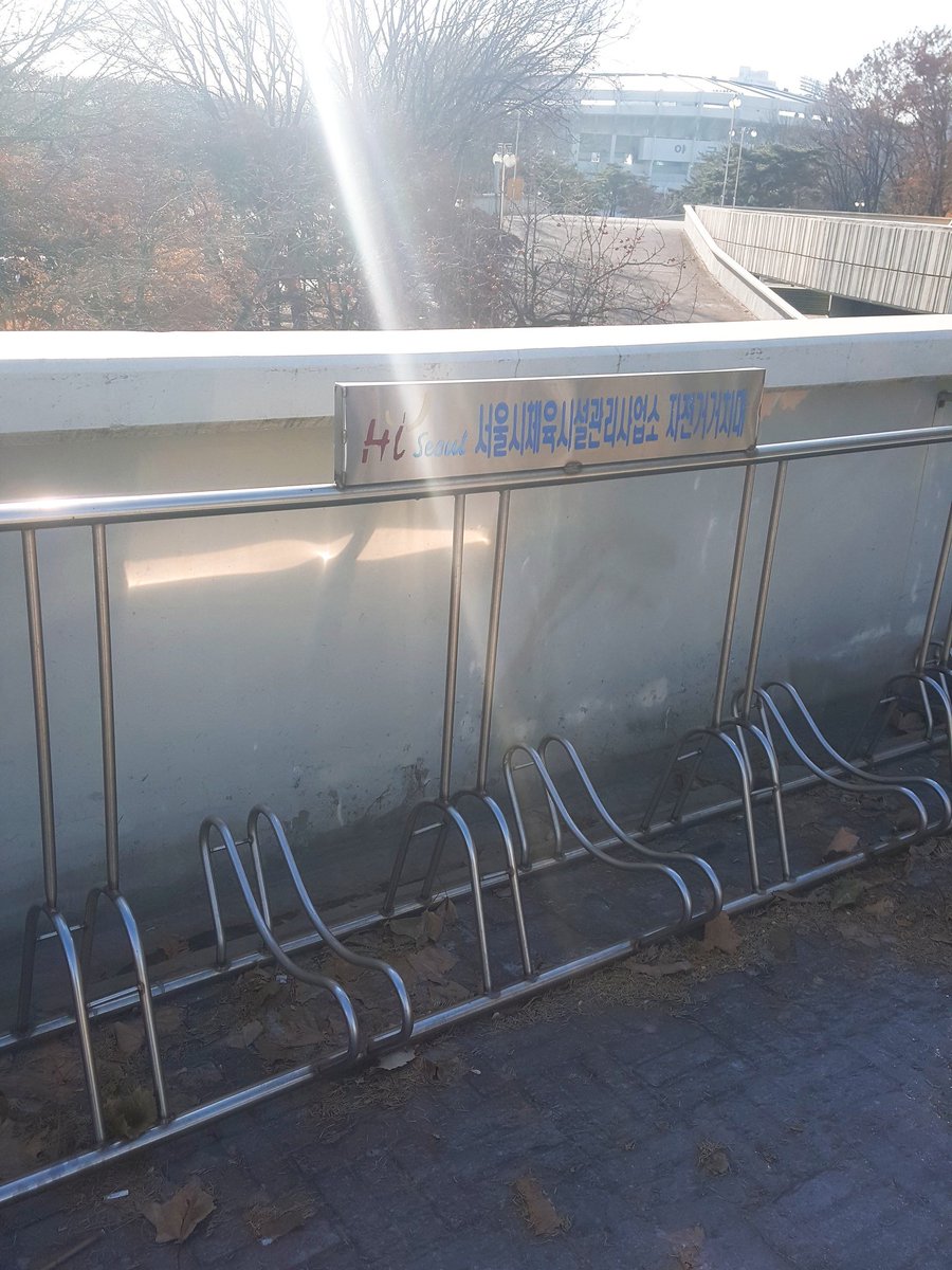 블랙수트 캘리전차스 지금 2층 지정석 경사 올라오시면 있는 자전거 거치대 앞에서 지금부터 나눔 시작할게요!