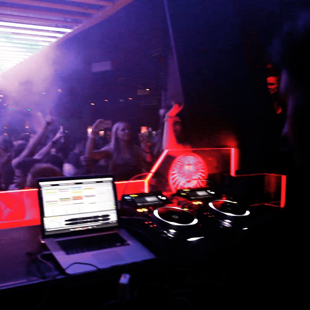 FlashFmCl's tweet photo. @FlashFmCl #MastermixLive At #Studio1Club #MainRoom by @DaniloPerkelman #DeepHouse #TechHouse #Techno #Minimaldeep listen Here https://t.co/ToWQlg5Xea https://t.co/CJaeZ2MOL3