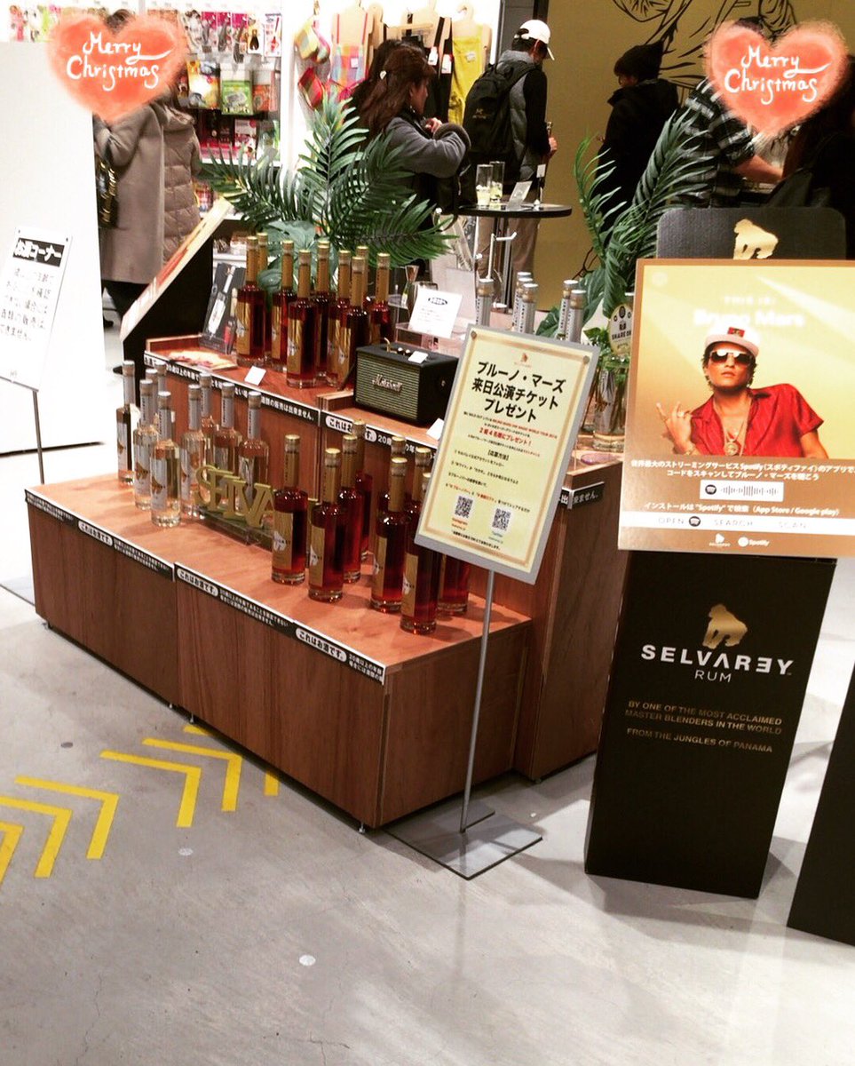 deep_blue_sea84's tweet photo. 行けない飲めないので、兄とママが行ってくれた😭😭😭写真見つめるだけで我慢😊ありがとうございマーズ😍
#brunobar #brunomars #selvarey https://t.co/NRO4bL7z22