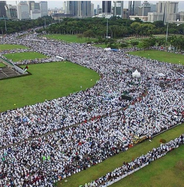 Berbondong bondong cuma gara2 terlalu sayang sama saudaranya padahal kenal aja ngga, Al Quds we are all with you #aksibelapalestina17