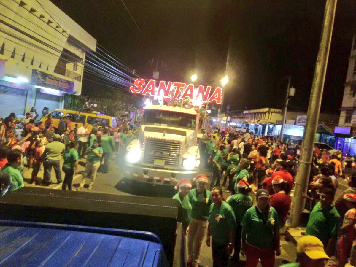 HD_Santana's tweet photo. Con mucha alegría el @HD_Santana participó del desfile de navidad 2017, con su tradicional carro de pelotas para niños, niñas y jóvenes del pueblo Santiagüeño.
#FelizNavidadyPróspero2018 https://t.co/1i4P5MxhfD