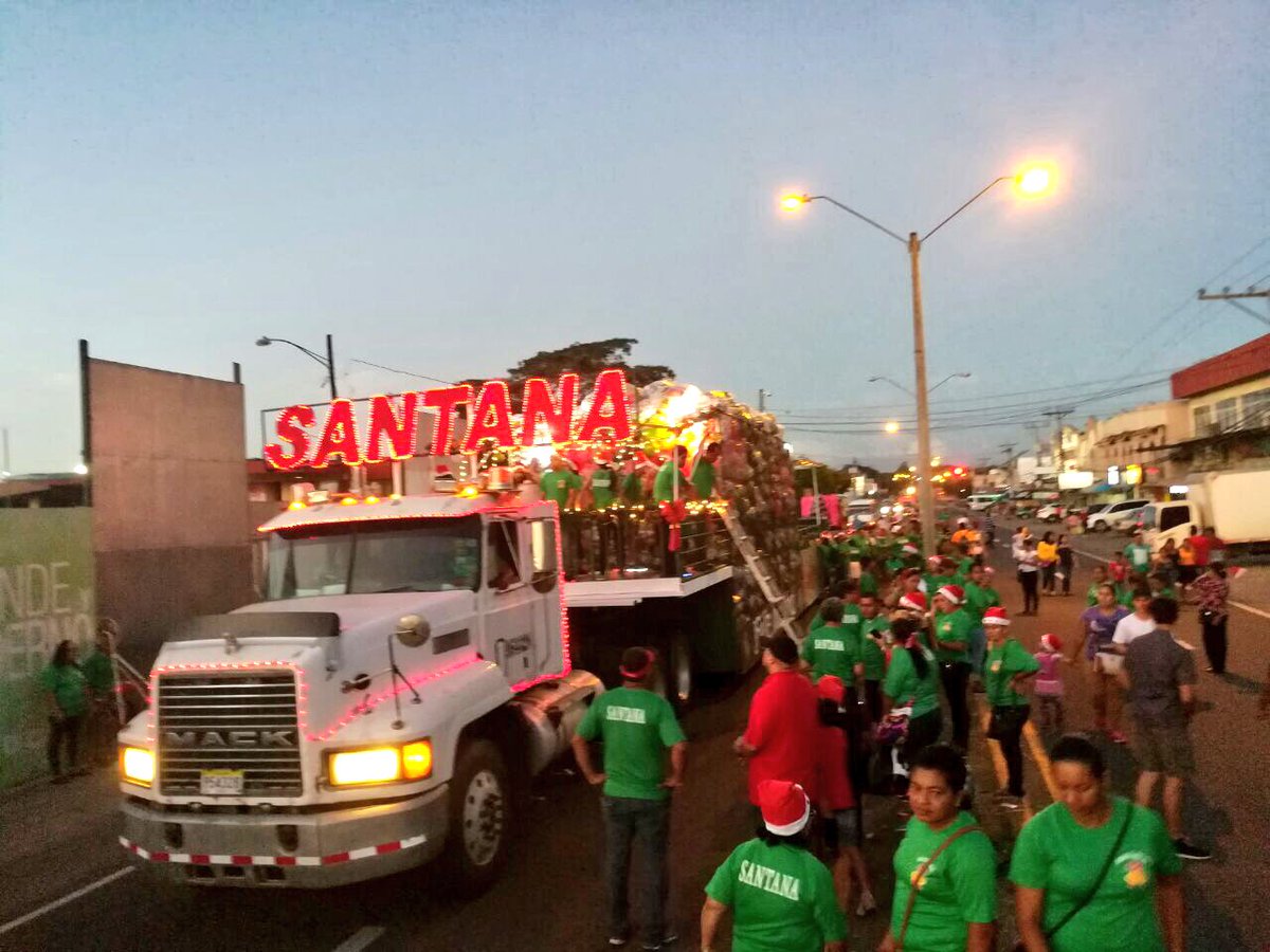 HD_Santana's tweet photo. Con mucha alegría el @HD_Santana participó del desfile de navidad 2017, con su tradicional carro de pelotas para niños, niñas y jóvenes del pueblo Santiagüeño.
#FelizNavidadyPróspero2018 https://t.co/1i4P5MxhfD