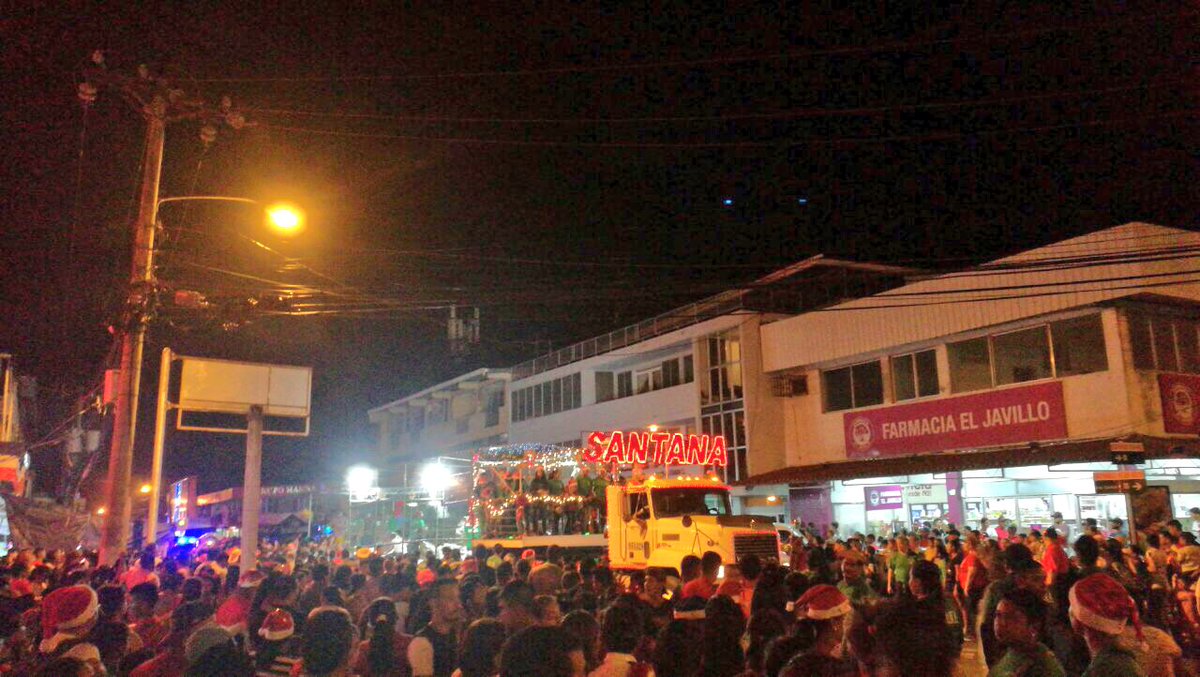 HD_Santana's tweet photo. Con mucha alegría el @HD_Santana participó del desfile de navidad 2017, con su tradicional carro de pelotas para niños, niñas y jóvenes del pueblo Santiagüeño.
#FelizNavidadyPróspero2018 https://t.co/1i4P5MxhfD