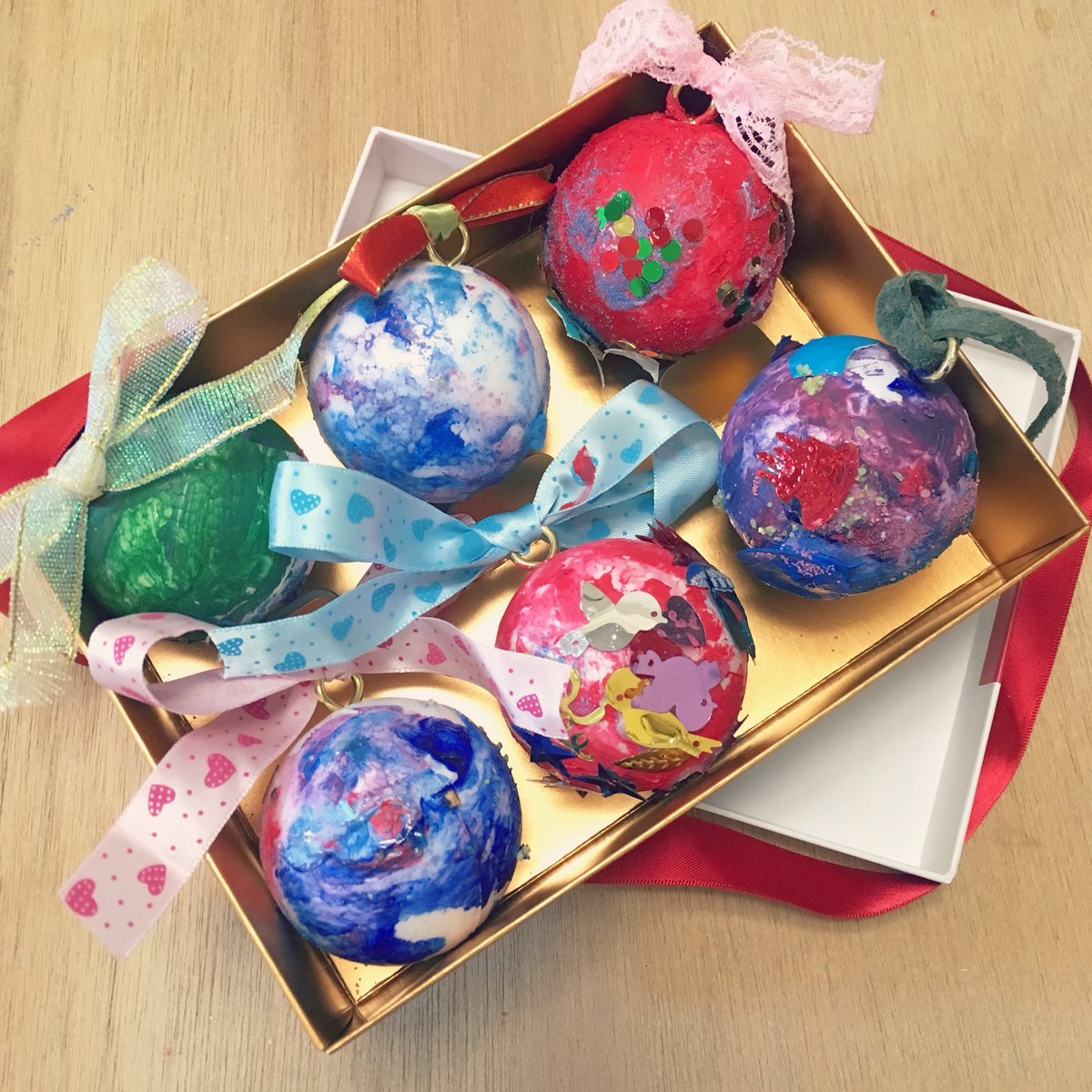 Uzivatel Porque Art ポルケアート Na Twitteru クリスマスをイメージしたボールの飾りを 4歳以下の小さな子供たちと一緒に作りました 絵の具が乾いたので頂き物のお菓子の箱に詰めたら あら可愛い 贈り物みたい クリスマス 贈り物 ギフト 子どもの作品