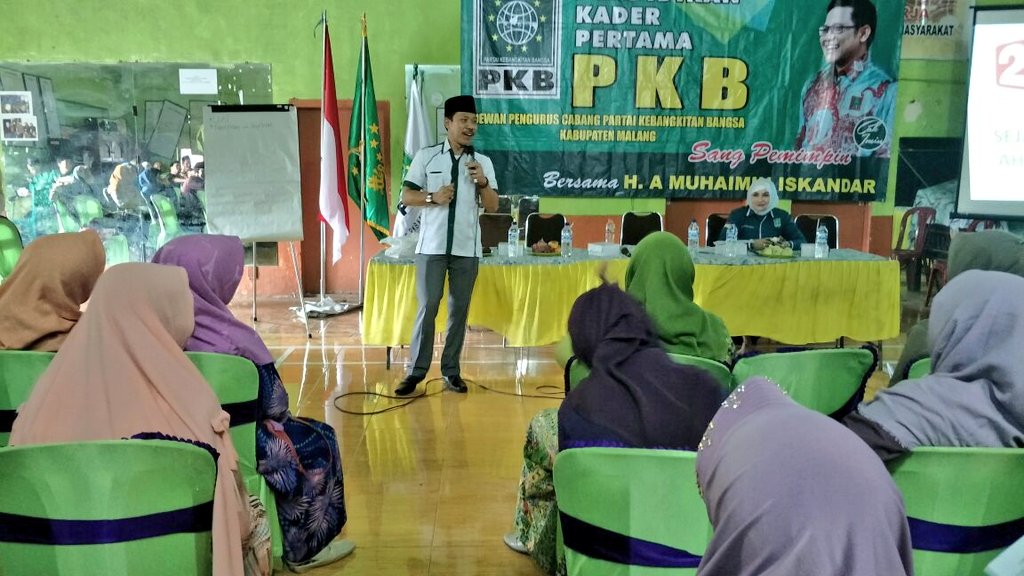 KaderPKBJatim's tweet photo. Instruktur @Rusytee memberi materi Ideologisasi NU-PKB pada Pendidikan Kader Pertama @PkbMalang @DPP_PKB @dpwpkbjatim @cakimiNOW @halimiskandarnu https://t.co/vAVxeluaBw