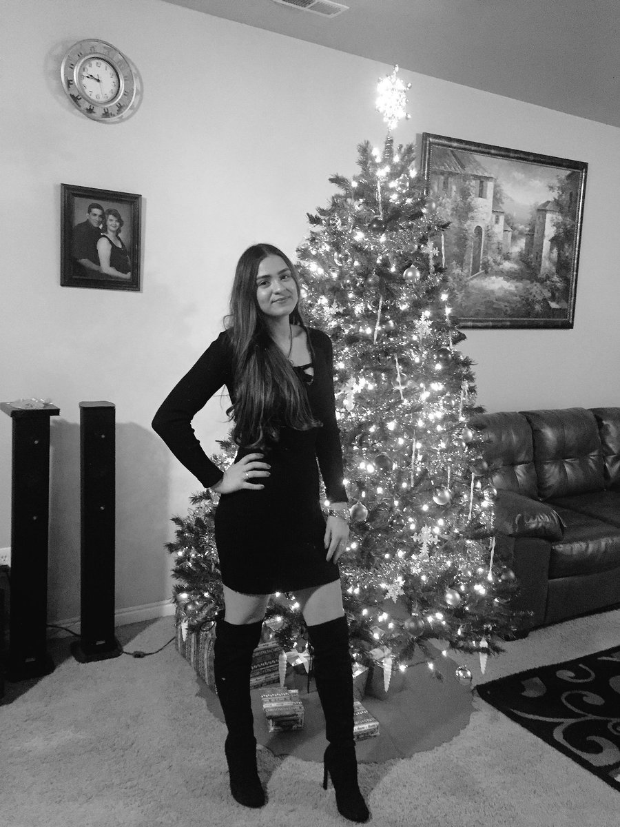 patricia_ala722's tweet photo. Was feeling myself so here ya go 🎄🤷🏻‍♀️💓 https://t.co/X7ubyLjaEl