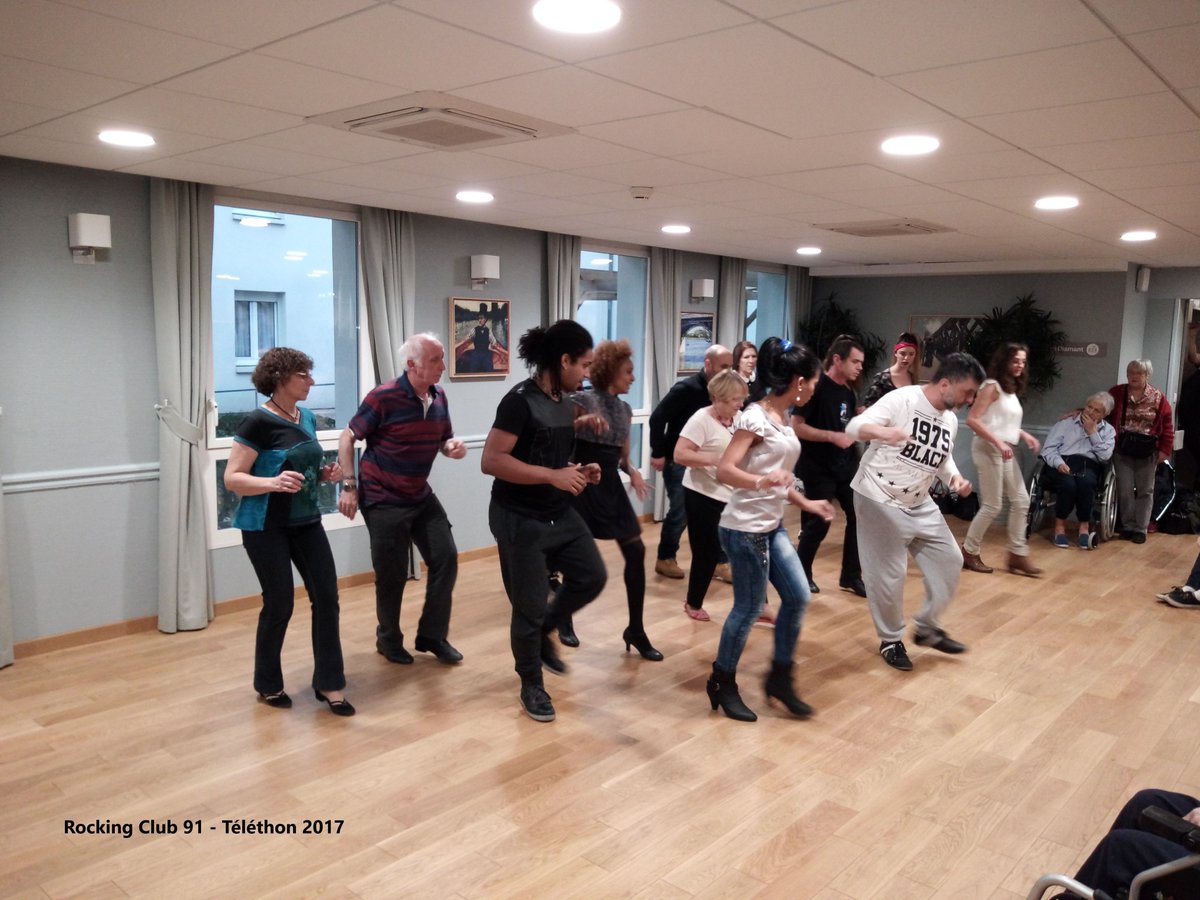 Rocking_Club_91's tweet photo. Le Rocking Club 91 était invité par la résidence Asphodia à Yerres pour participer au Téléthon 2017 le 09/12. 
démo de bachata avec François et Yirka 👍 https://t.co/QfV4T0QK0L
