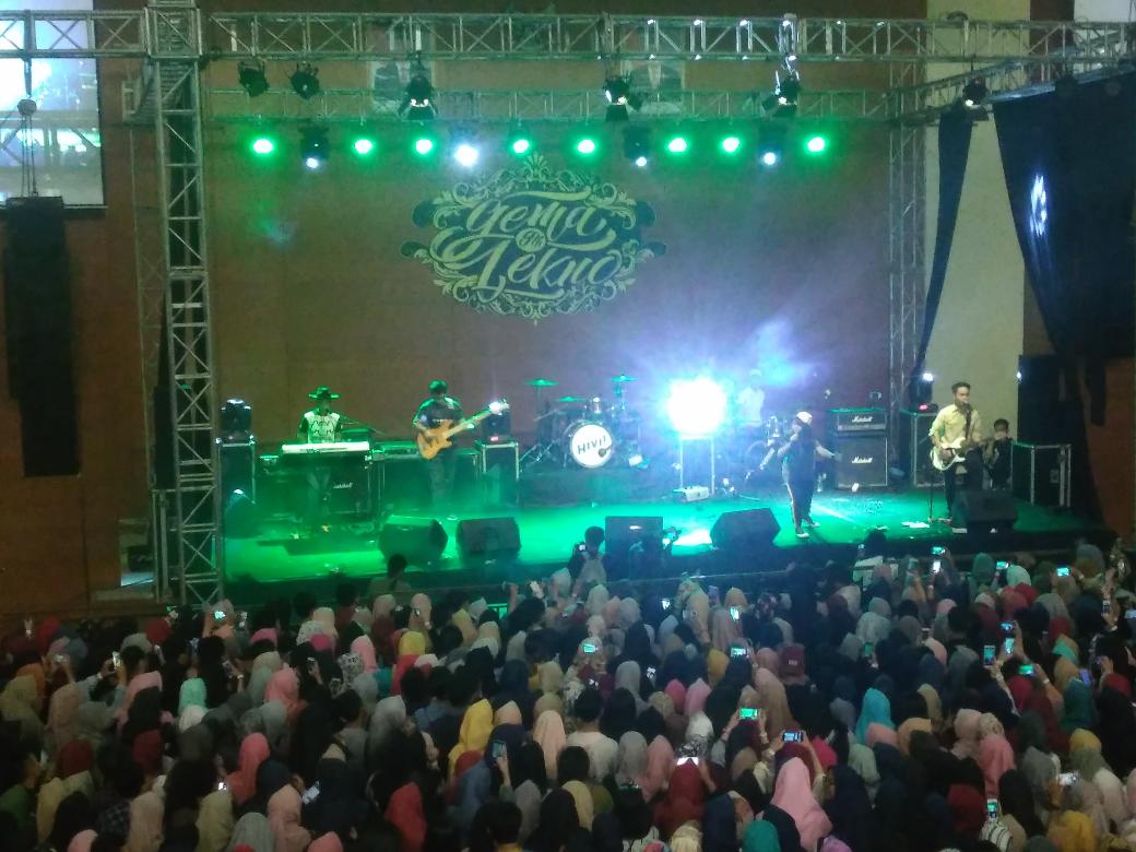 On Stage Hanin Dhya nihh civitas di <a href="/Gema_tekno9/">Gema Tekno 9</a> kuyyy kitaa ke UIN Sunan Gunung Djati Bandung 😍😍😍😍