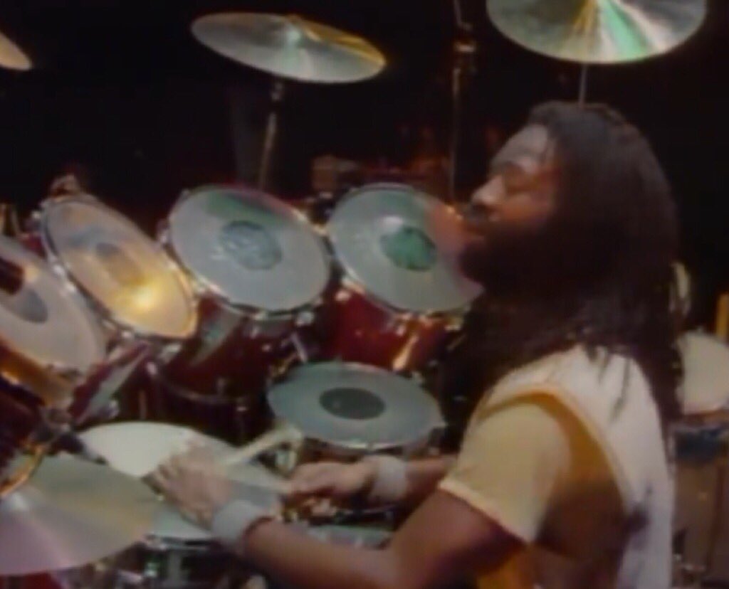simonon777's tweet photo. ところで、このライブのドラマーがめちゃカッコいいんだけど誰か分からない…💦
Who is this drummer?
Peter Tosh Captured Live 1984
#petertosh #capturedlive #drummer https://t.co/LH9xivpO1x