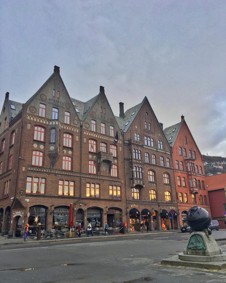 2MonkeysTravel's tweet photo. everyone said that it’s waaay beautiful during the summer but we really enjoyed the Christmas market! #Bergen #Norway @MagicHotelNO  @visitnorway @visitBergen https://t.co/p0IXC8jwKf