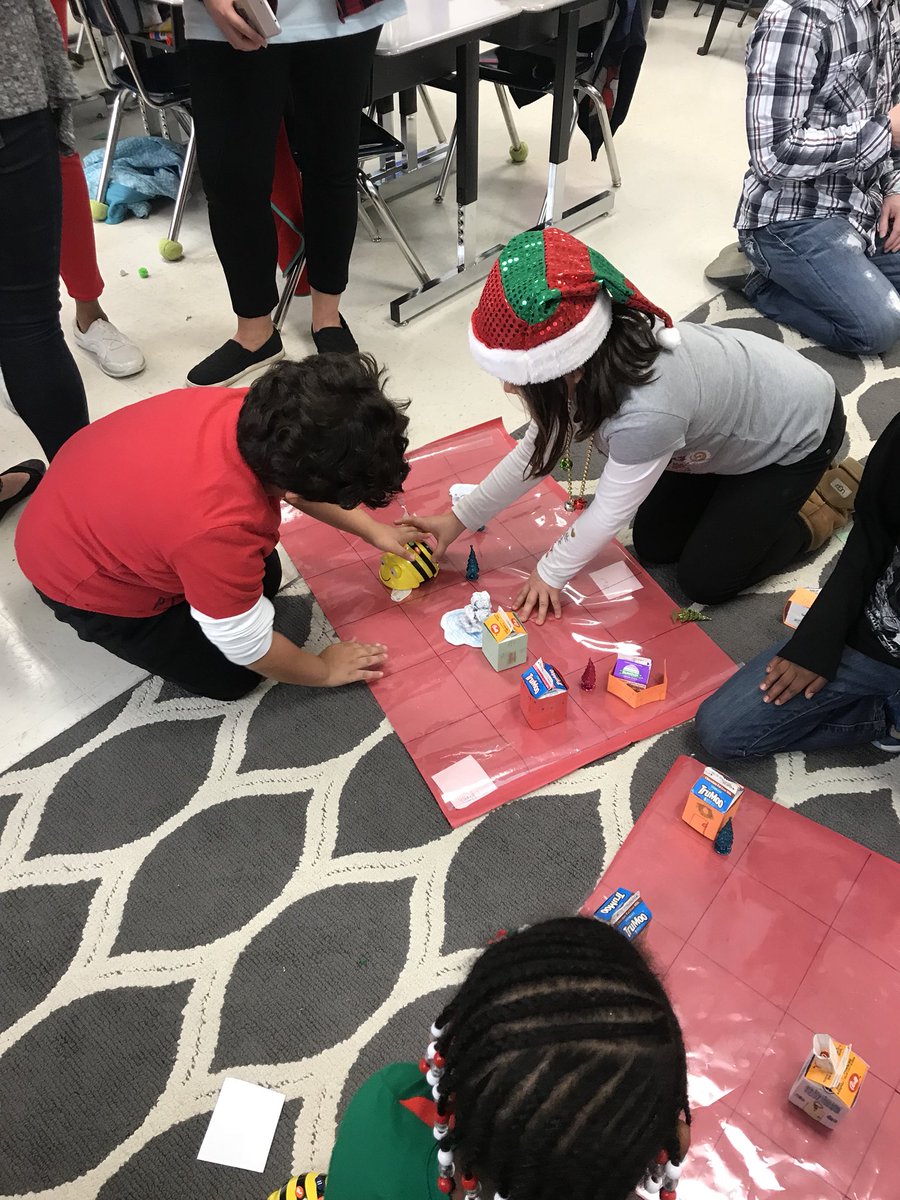 anharwell's tweet photo. Bee bots traveling through Santa’s Village. #beebot https://t.co/QKI9uhehNG