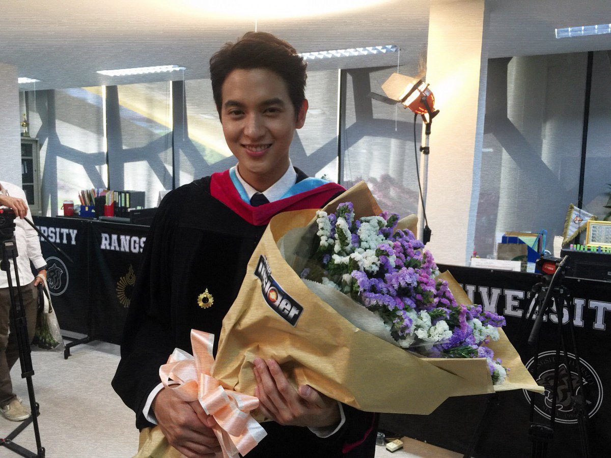 Onlyjamesji's tweet photo. 🎉🎓 หล่อจากพ่อยันลูก 😝 https://t.co/YpG2eWaHu0