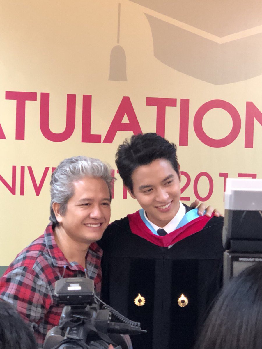 Onlyjamesji's tweet photo. 🎉🎓 หล่อจากพ่อยันลูก 😝 https://t.co/YpG2eWaHu0