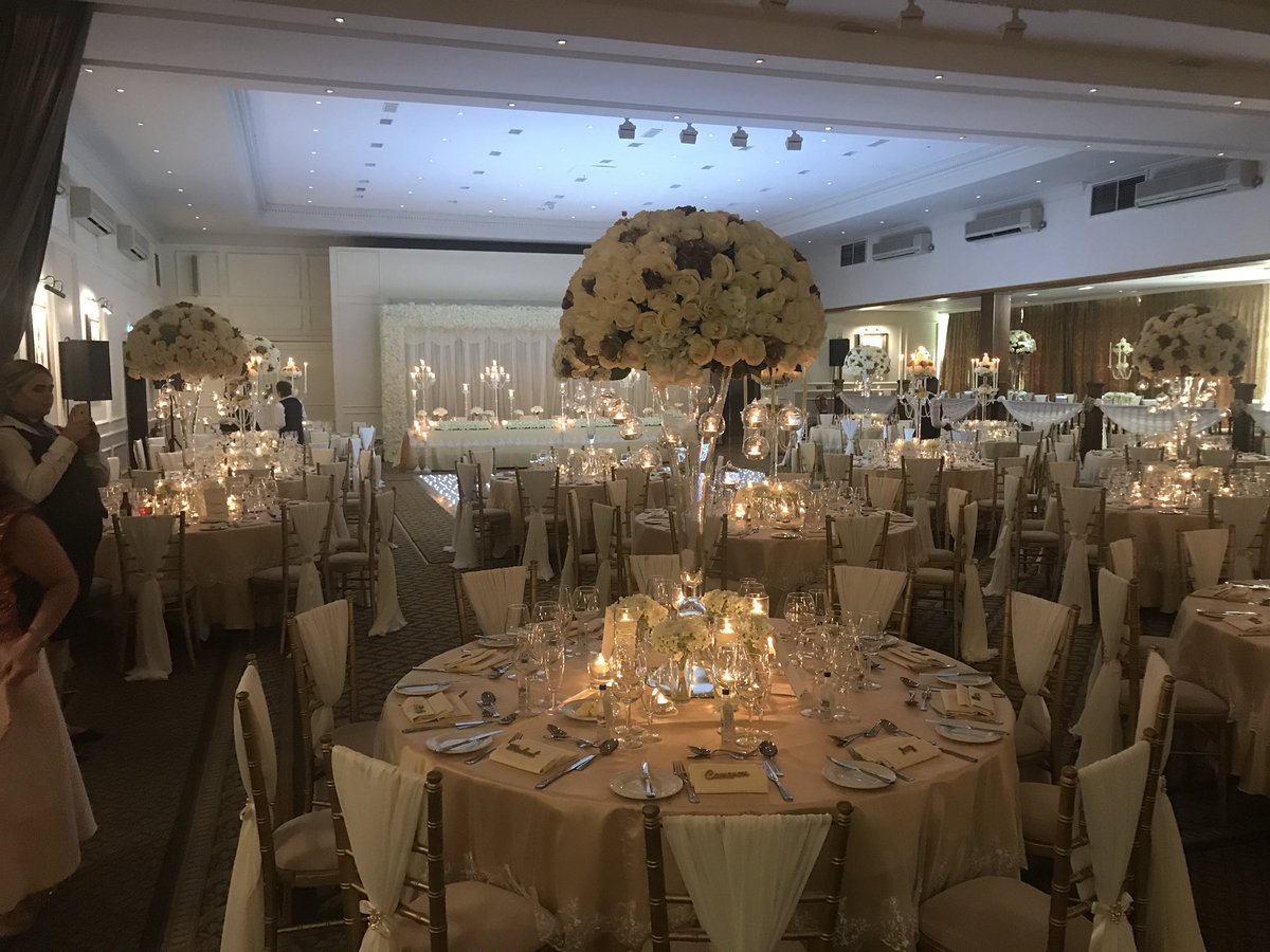 Kellibrations's tweet photo. #2017weddings #throwback #weddings #weddingonpoint #Candles #floral #kellibrations #weddingdecor #venuedresser https://t.co/RSEj4E0k8z