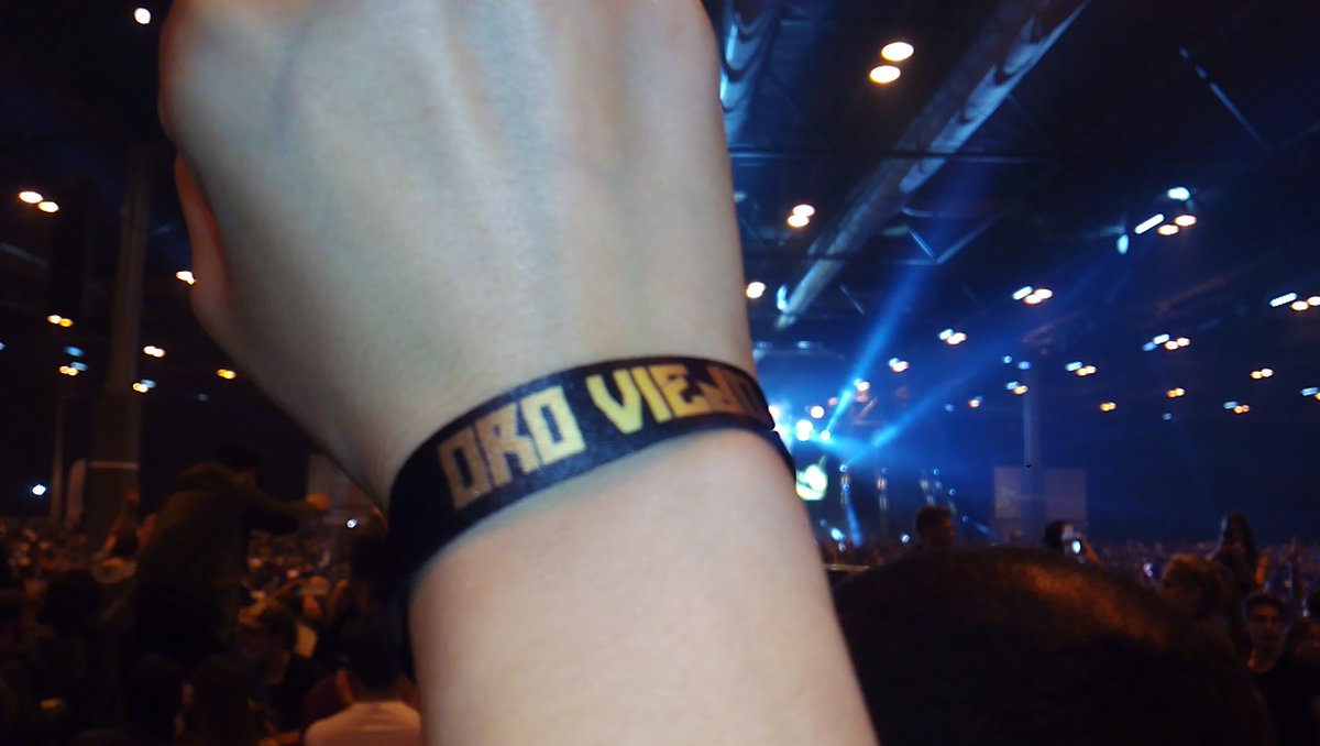 Criscris84's tweet photo. En primera fila o desde la zona VIP, @djnanoshow sigue siendo el puto señor más grande de este país. #EternamenteAgradecida #ASusPies https://t.co/nxLddduIUk