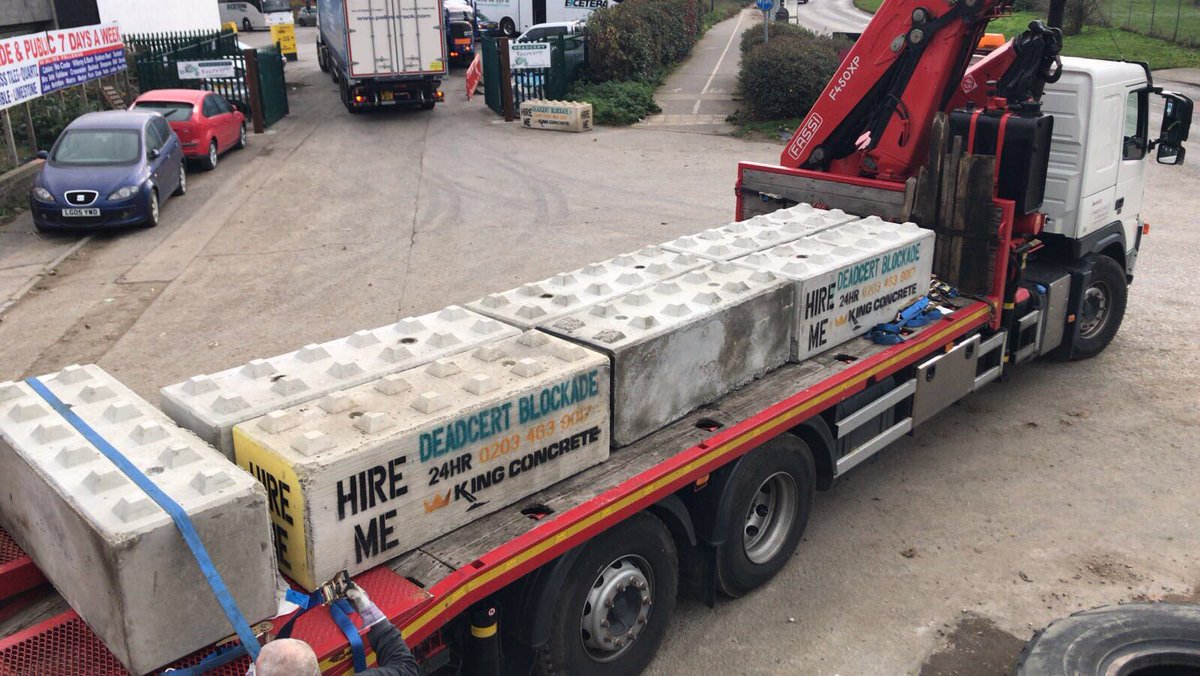 Another load of blocks on there way to Sutton council #deadcertblockade