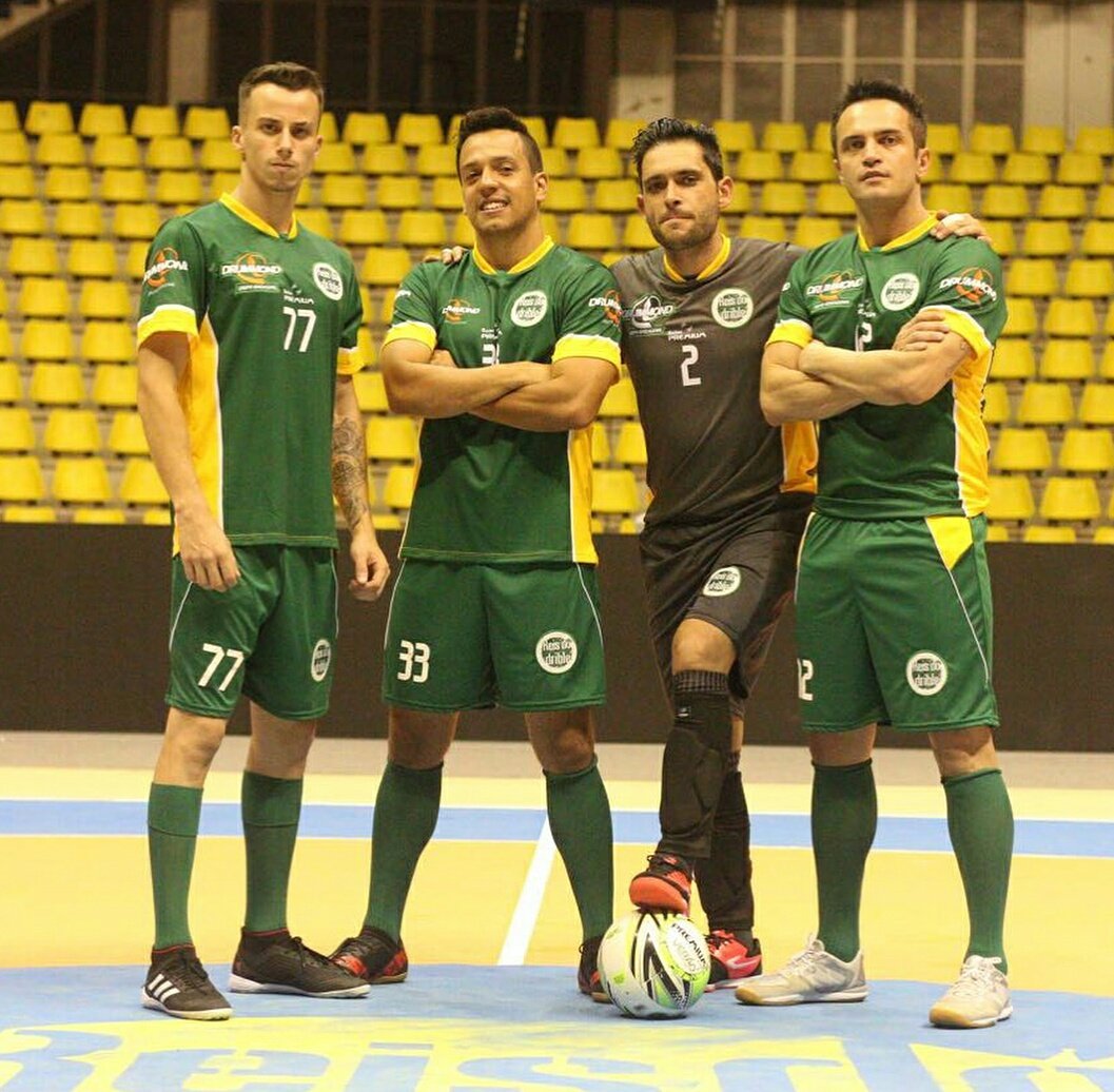 Ícone do futebol freestyle no Brasil, Adonias vira jogador de futsal