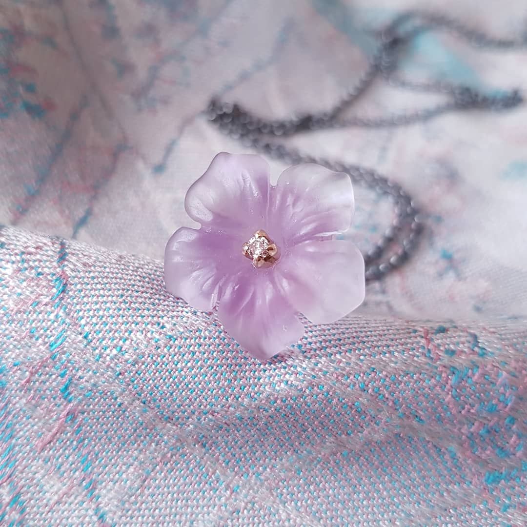 EwaSleziona's tweet photo. Amethyst Bellflower 🌸 #pendant #gemcarving #goldsmith #jewellery #secretgarden https://t.co/4DXQciZKXw