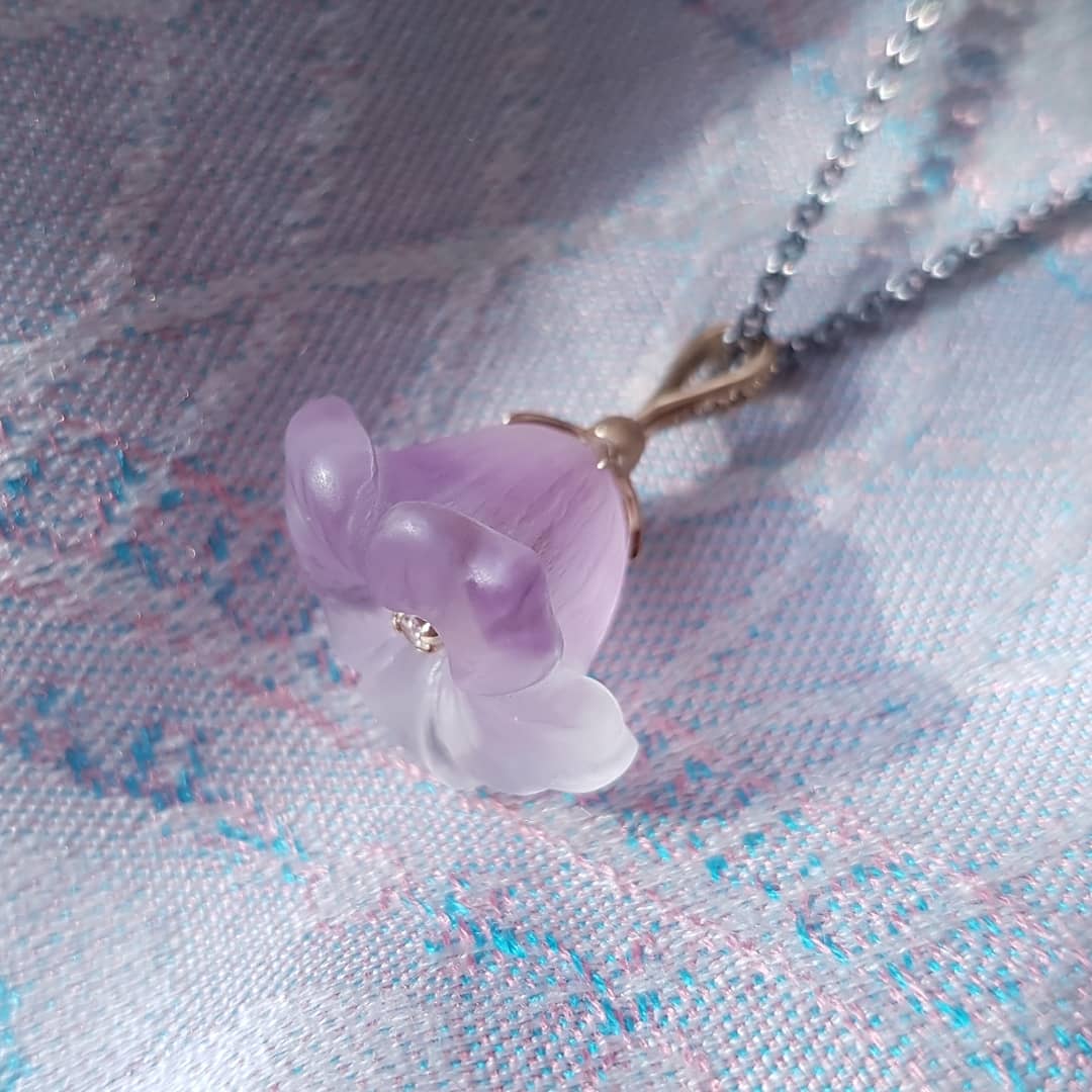 EwaSleziona's tweet photo. Amethyst Bellflower 🌸 #pendant #gemcarving #goldsmith #jewellery #secretgarden https://t.co/4DXQciZKXw