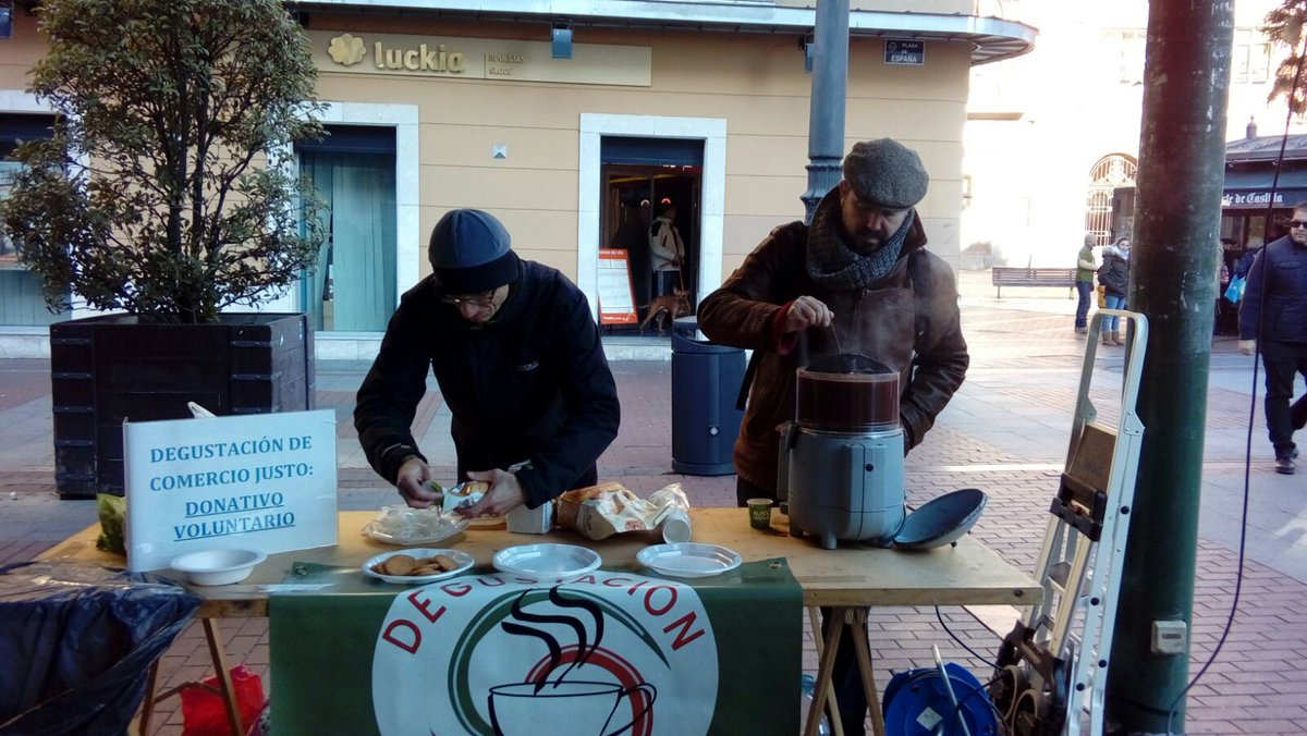 OI_Valladolid's tweet photo. Seguimos celebrando el #diaComercioJusto en la Plaza España dr #Valladolid Anímate a disfrutar de #desgustación #comercioJusto y #BailesDelMundo https://t.co/A2BnEUdAvy