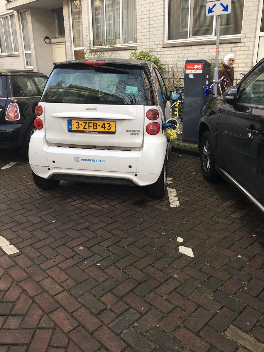 Waarom staat er al 5 dagen een @car2goAmsterdam een laadplek te bezetten in #depijp en te wachten op service? #parkeerruimteoverschot #ohwacht