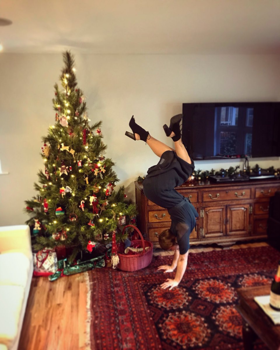 zoemjones's tweet photo. Day 351 HS challenge. 17th day of #hswithzoexmas. More Christmas japes 🤪🌲#365daysofhandstands #handstandswithzoe https://t.co/wt8rFdxnaU