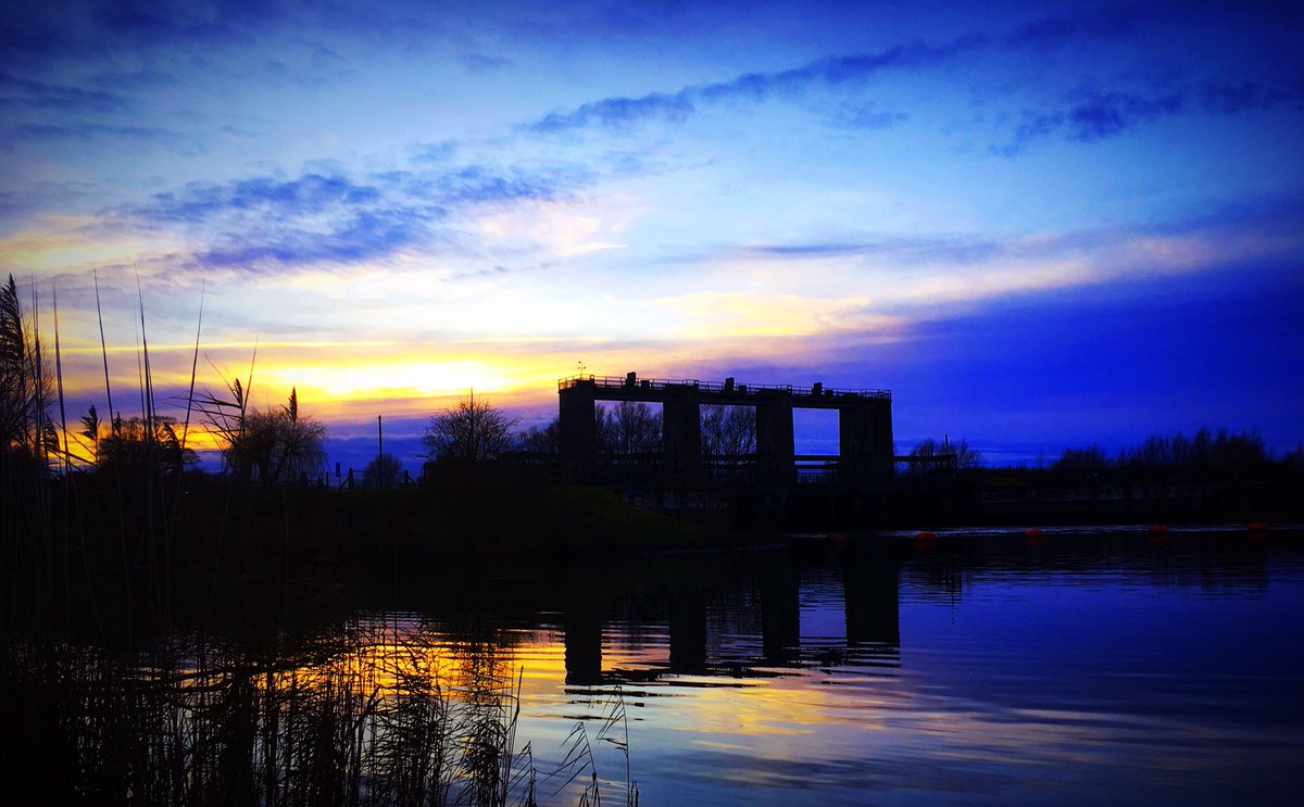 Ang_WaterwaysEA's tweet photo. A winters sun set over the #ReliefChannel at the #DenverComplex in #Norfolk on the #RiverGreatOuse thanks to Ben our #LockKeeper on site, made for some great photo's this #Christmas. Keep them coming please Ben! https://t.co/QEobLw3YE0