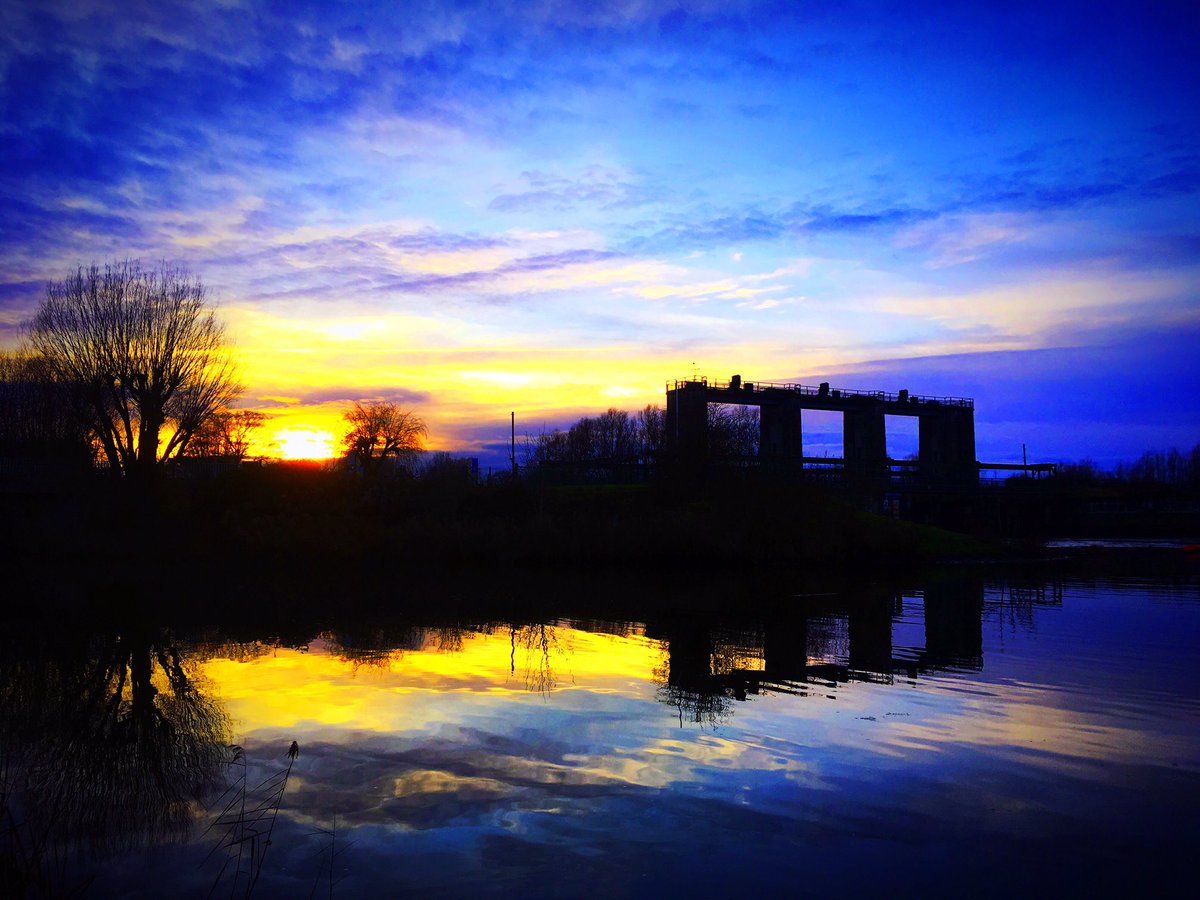 Ang_WaterwaysEA's tweet photo. A winters sun set over the #ReliefChannel at the #DenverComplex in #Norfolk on the #RiverGreatOuse thanks to Ben our #LockKeeper on site, made for some great photo's this #Christmas. Keep them coming please Ben! https://t.co/QEobLw3YE0