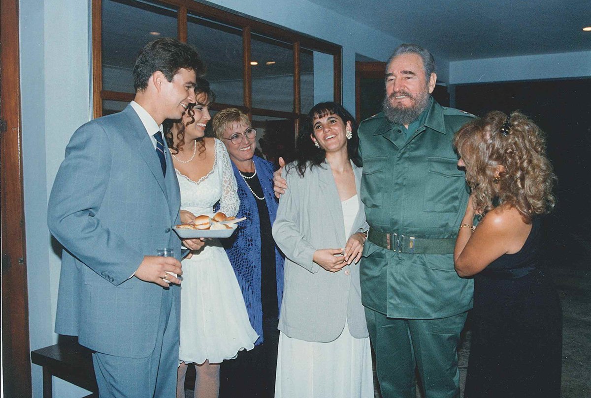 pjarmengou's tweet photo. He tingut l'oportunitat d'entrevistar una de les poques persones que va conviure amb #FidelCastro a la seva casa secreta de L'Havana. Aquest és el resultat:
"La cara oculta i familiar de Fidel Castro", avui al @diariARA 
https://t.co/hnqQPHe5TC https://t.co/1LP1QZhQve