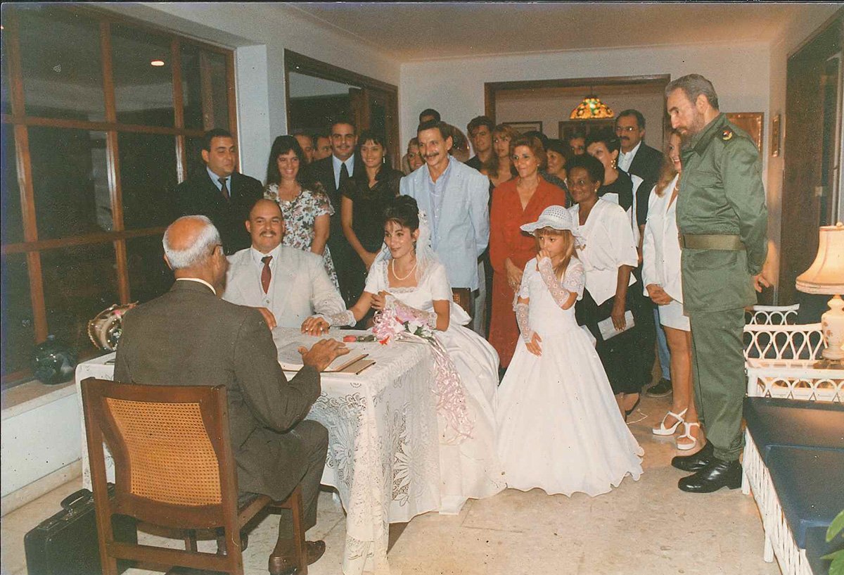 pjarmengou's tweet photo. He tingut l'oportunitat d'entrevistar una de les poques persones que va conviure amb #FidelCastro a la seva casa secreta de L'Havana. Aquest és el resultat:
"La cara oculta i familiar de Fidel Castro", avui al @diariARA 
https://t.co/hnqQPHe5TC https://t.co/1LP1QZhQve