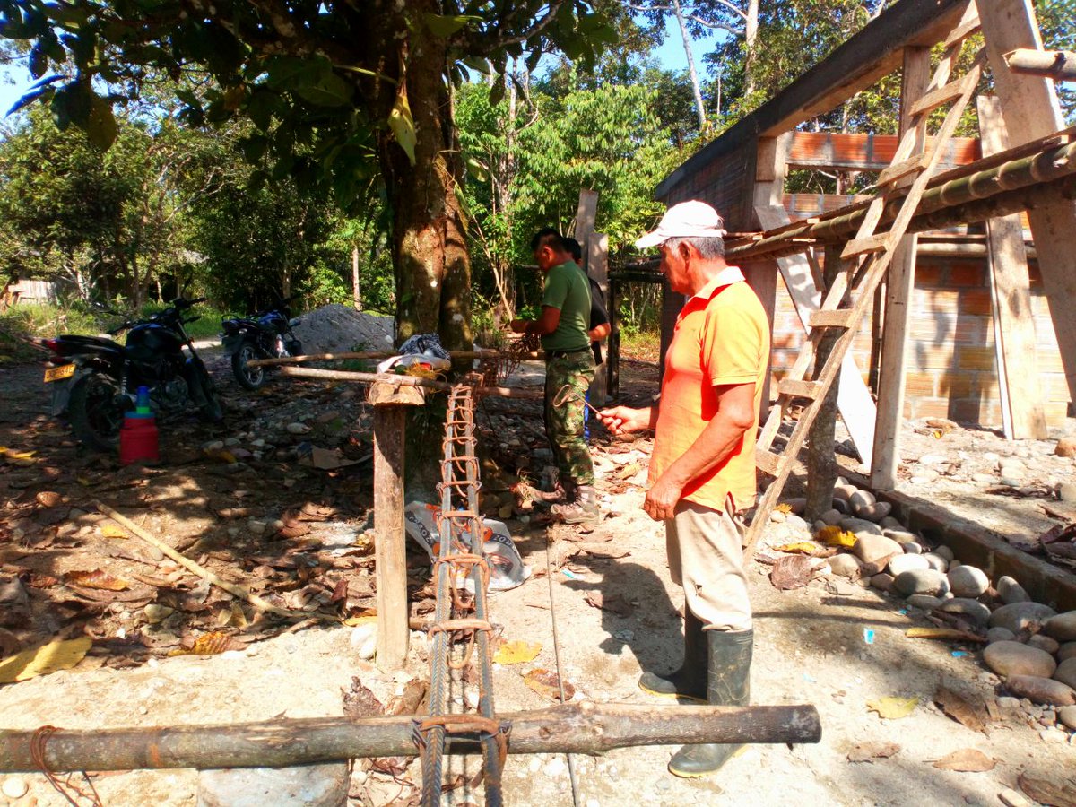 Ejercito_Div6's tweet photo. Los hombres del #BAEEV9 @COL_EJERCITO alcaldia y bomberos de la #Hormiga #Putumayo trabajaron unidos para apoyar a una familia en la construcción de una solución de vivienda en la campaña #BuenVecino "Estamos en el Corazón de los Colombianos y ahí nos vamos a quedar #FeEnColombia https://t.co/RavZPmDg7x