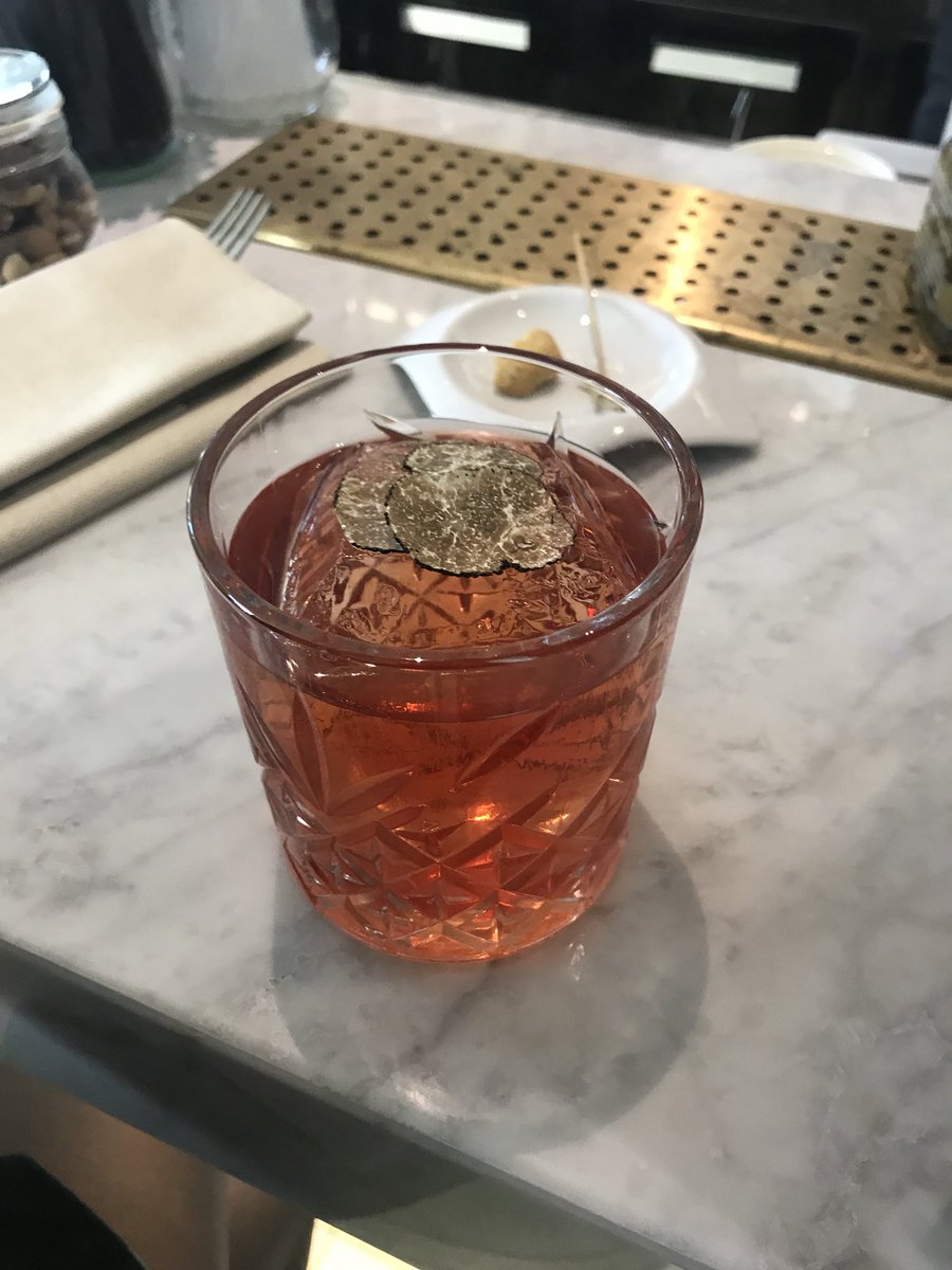 inLOMBARDIA's tweet photo. TREASURE HUNT - 5 stop
#SaviniTartufiMilano
Linguine al tartufo & Negroni al tartufo 😋
#ViewsofMilan #inLombardia https://t.co/9pvzZrQJEo