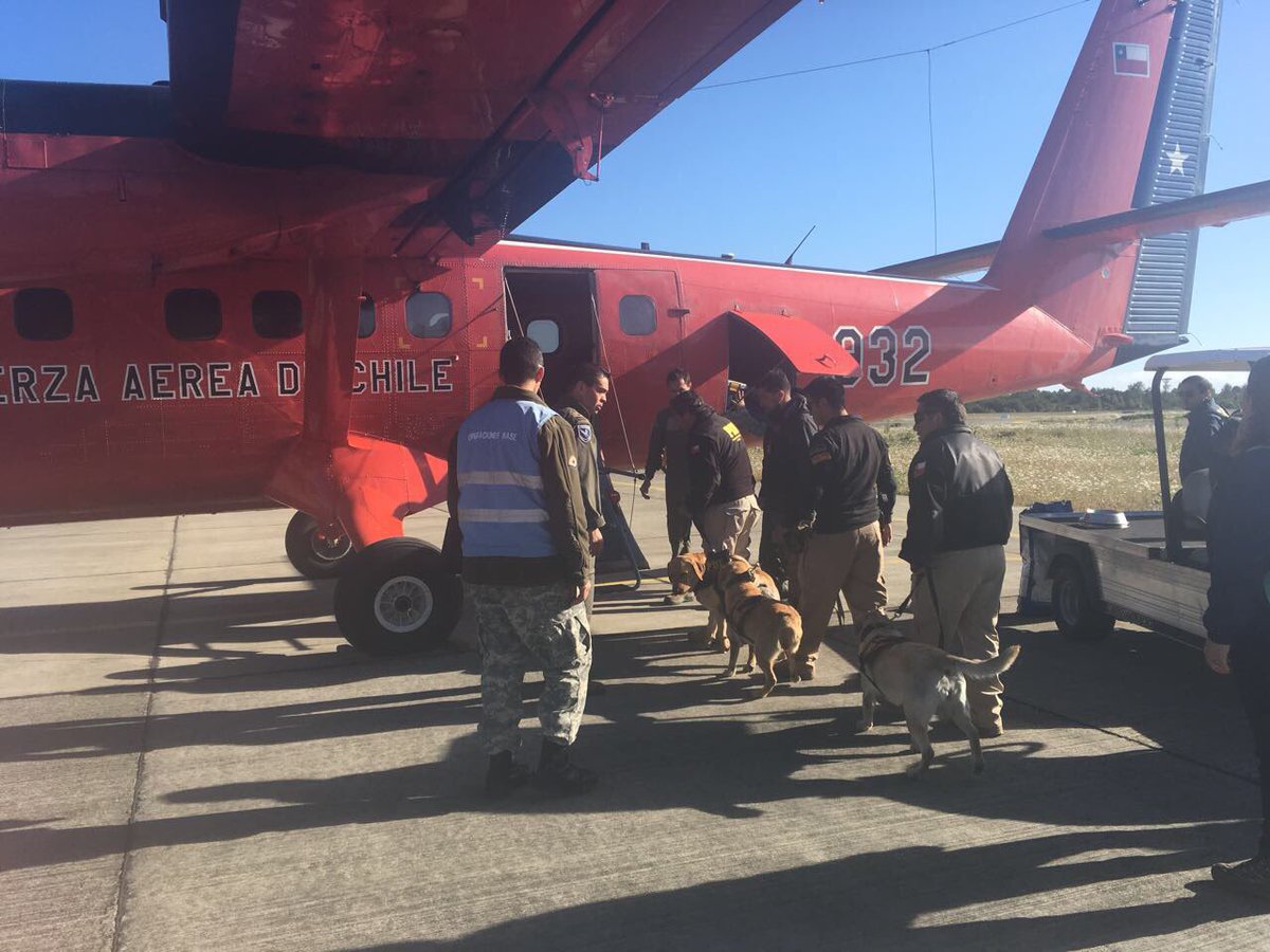 FACh_Chile's tweet photo. Tripulación #FACh trasladó a funcionarios de la @PDI_CHILE con perros de la Brigada de Adiestramiento Canino para apoyar la búsqueda de personas en zona afectada por aluvión #Chaitén #SantaLucía https://t.co/CAxqWvyvlI