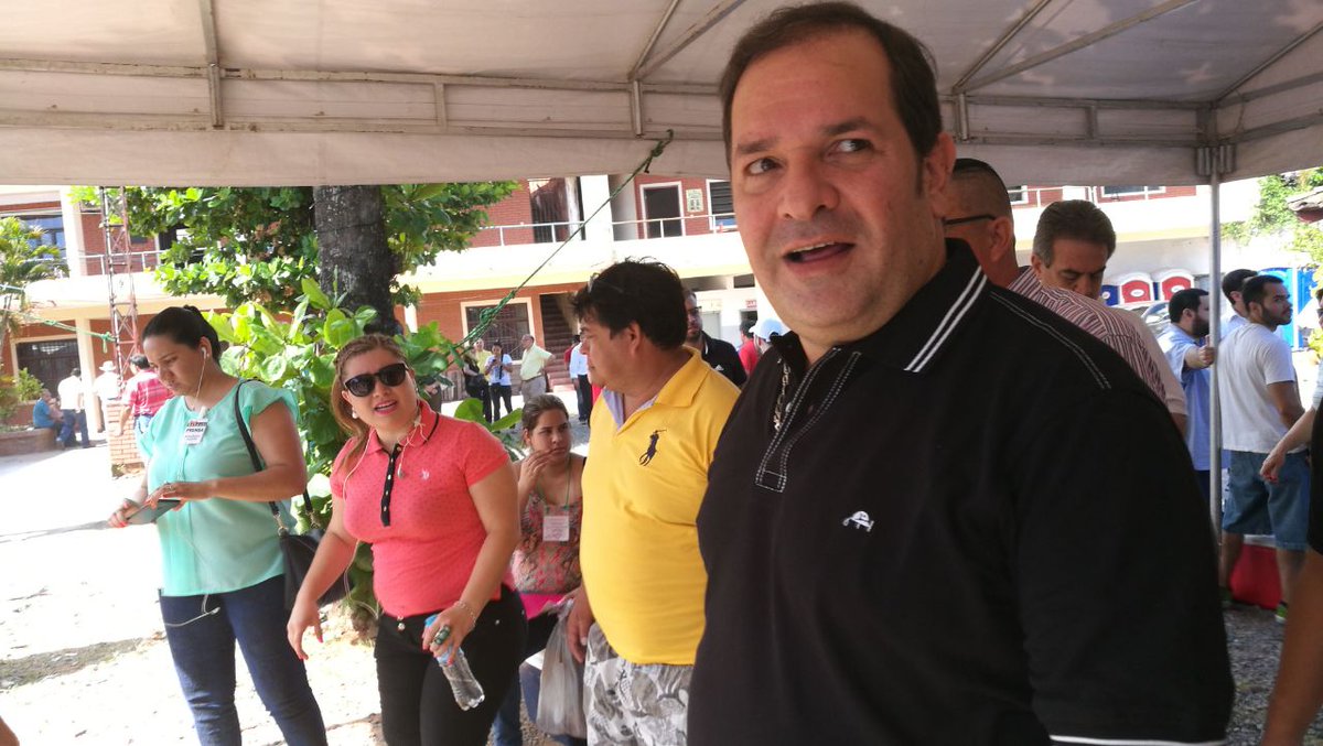 #DefiníTuFuturo @arnaldosamanieg llegando a la Seccional Nº 12 para depositar su voto. Vía @RosiPereirapy #970AM https://t.co/0jSHQRYKKP