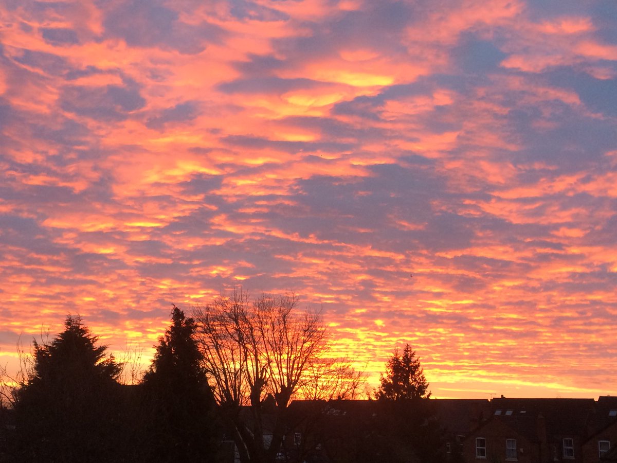 EAndrewMcNeil's tweet photo. Wonderful skies over Birmingham this morning. Looking forward to a great day with friends @VineyardBham https://t.co/eWOQMJDS5W