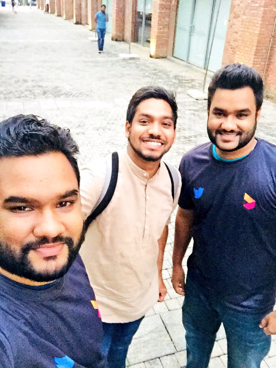 Twin_Ayya's tweet photo. Manage to take a selfie vth this humble talent bro.. @Ridmadw 😬🔥👍🤩 #TweepUpSL7 #TweepUpSL https://t.co/LkFHUF9hcs