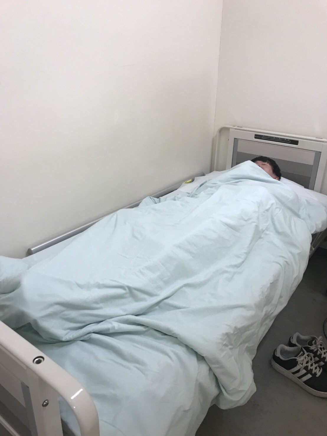 よーすけ ディズニーシー行ってきたんだけど 開園からずっと気持ち悪くて 保健室的なとこで寝て 最終的には出口のところで嘔吐する人なんて今までに何人いただろうか みんなほんとごめんね リベンジしようね
