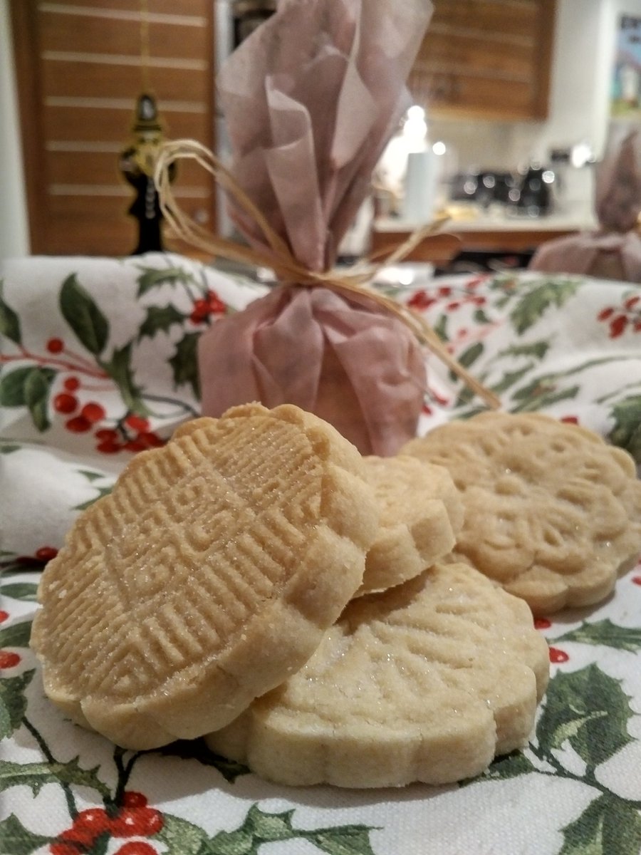 MarxdeMorais's tweet photo. Starting the morning with baking #SingleMalt #Shortbread before meeting or #GospelOak art duo #Achiu. Today a bit of #Christmas #art from #QueensCrescent to #Hampstead #Whyski https://t.co/Z61gFNhuXh