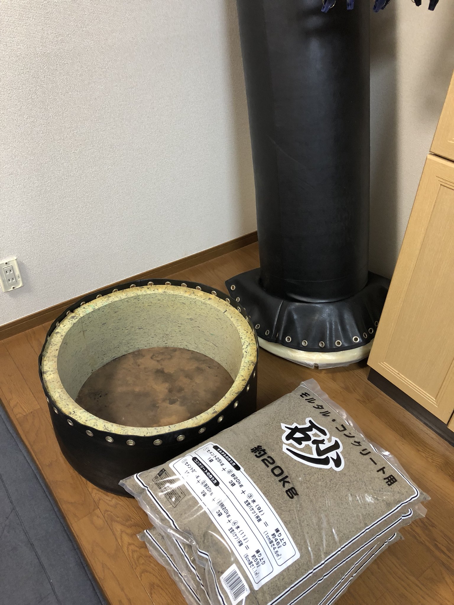 せいじ クレイジーパピヨン サンドバックの土台に入れる砂買ってきた よっしゃ 入れてみる T Co Qysxtrnncd Twitter