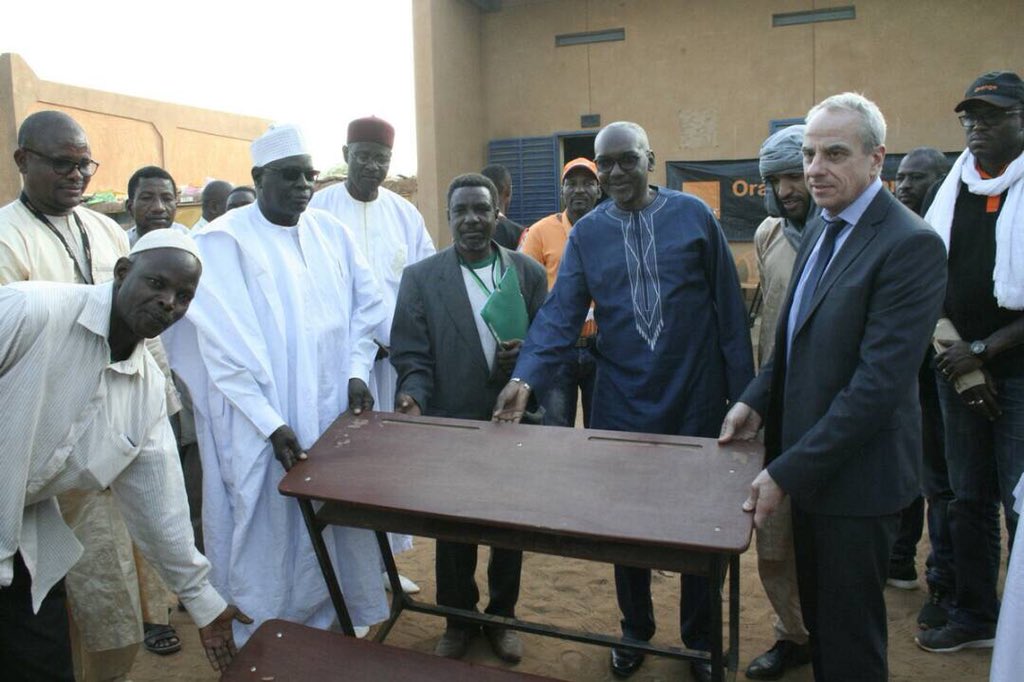 AUBERTDominique's tweet photo. La Fondation Orange Niger aide l’école Toudou Maouré de Tahoua par un don de 100 tables bancs. Ratio élèves par table divisé par deux.
@FondationOrange et @OrangeNiger au côté des enseignants et des enfants https://t.co/WeuvBqNnW9